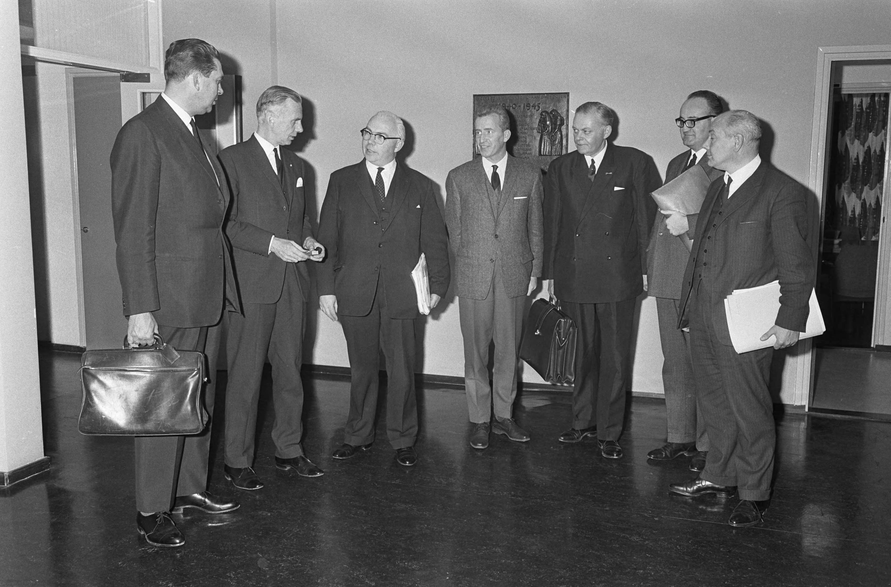 Loonoverleg te Voorburg — Vlnr. minister Biesheuvel, ir. Bosma (werkgevers), minister Veldkamp, A. Kloos (NVV), minister Smallenbroek, minister Bogaers, minister Den Uyl — Foto: Fotograaf Onbekend / Anefo. Licentie: Set B: Rechtenvrij / Publiek Domein. Bron: Nationaal Archief. http://hdl.handle.net/10648/aacfc6de-d0b4-102d-bcf8-003048976d84