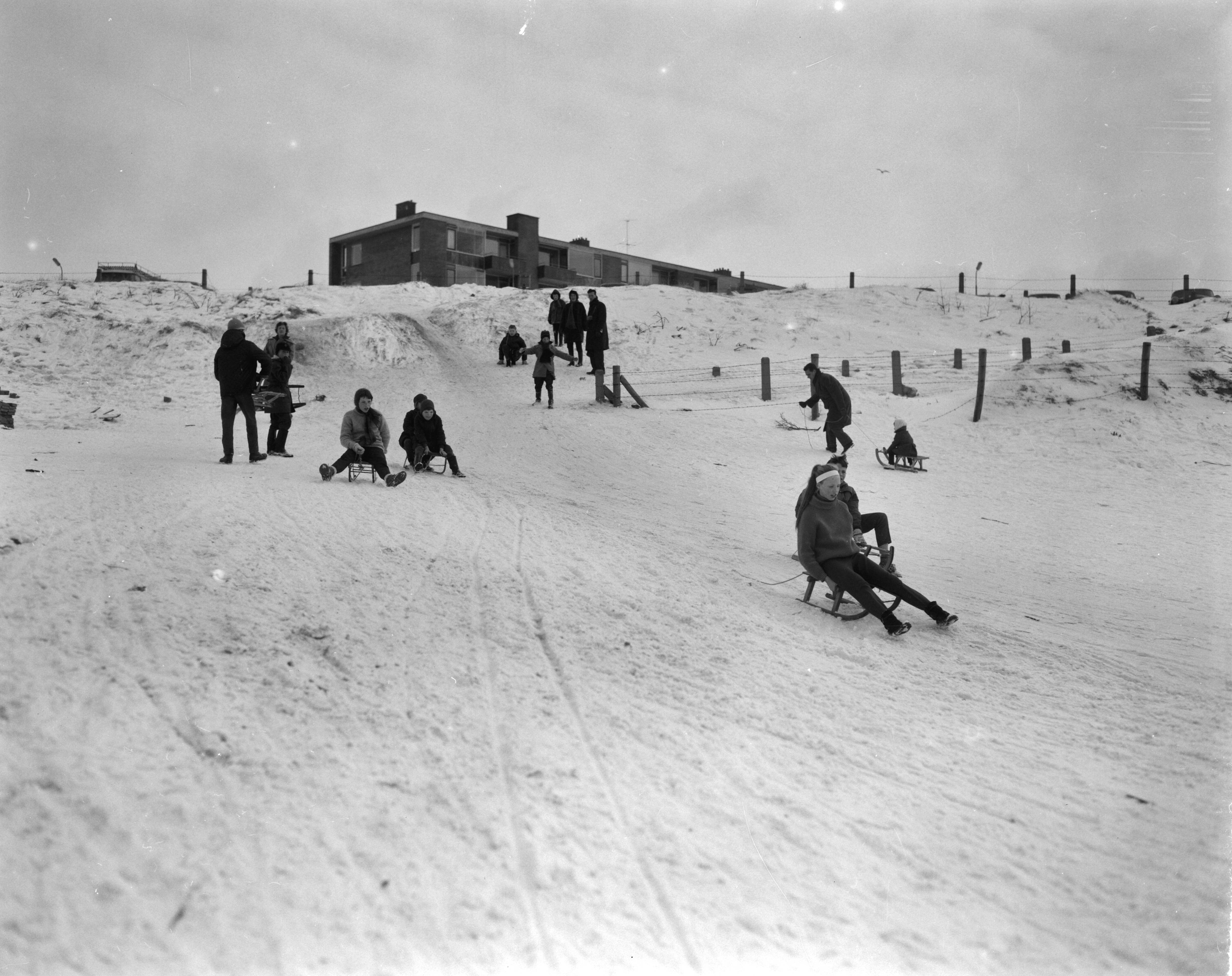 Fotocollectie Anefo — Zandvoort. Schansspringen met de slee door jeugd te Zandvoort — Foto: Bilsen, Joop van / Anefo. Licentie: Set B: Rechtenvrij / Publiek Domein. Bron: Nationaal Archief. http://hdl.handle.net/10648/aa28819e-d0b4-102d-bcf8-003048976d84