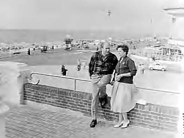 Fotocollectie Anefo — De Duitse acteur en televisie-presentator Hans-Joachim Kuhlenkampff in Scheveningen. Hans-Joachim Kuhlenkampff en zangeres Maria Mucke — Foto: Rossem, Wim van / Anefo. Licentie: Set B: Rechtenvrij / Publiek Domein. Bron: Nationaal Archief. http://hdl.handle.net/10648/a982d79e-d0b4-102d-bcf8-003048976d84