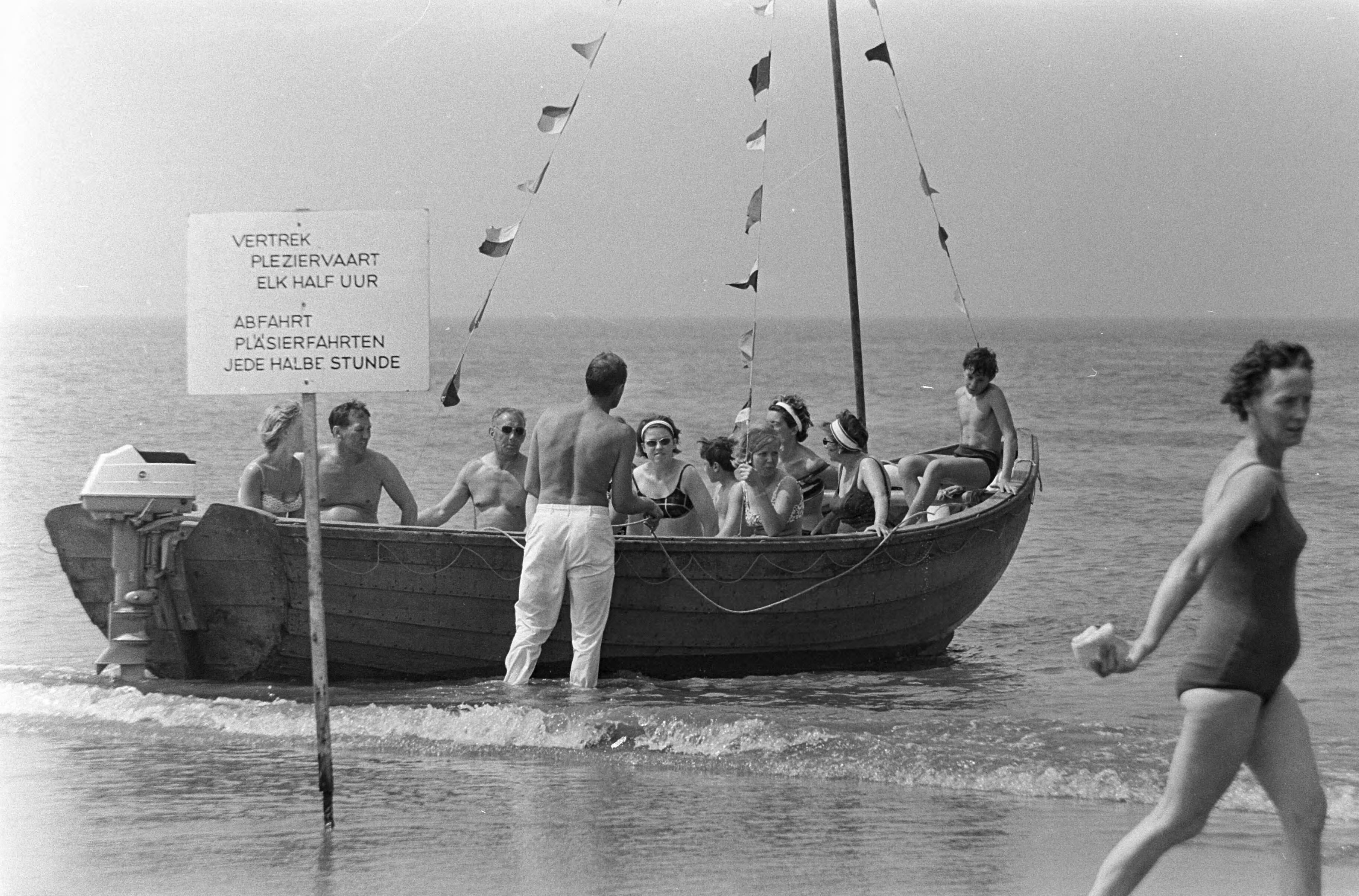 Fotocollectie Anefo — Zandvoort warmte, plezierbootje — Foto: Nijs, Jac. de / Anefo. Licentie: Set B: Rechtenvrij / Publiek Domein. Bron: Nationaal Archief. http://hdl.handle.net/10648/aaee00c2-d0b4-102d-bcf8-003048976d84