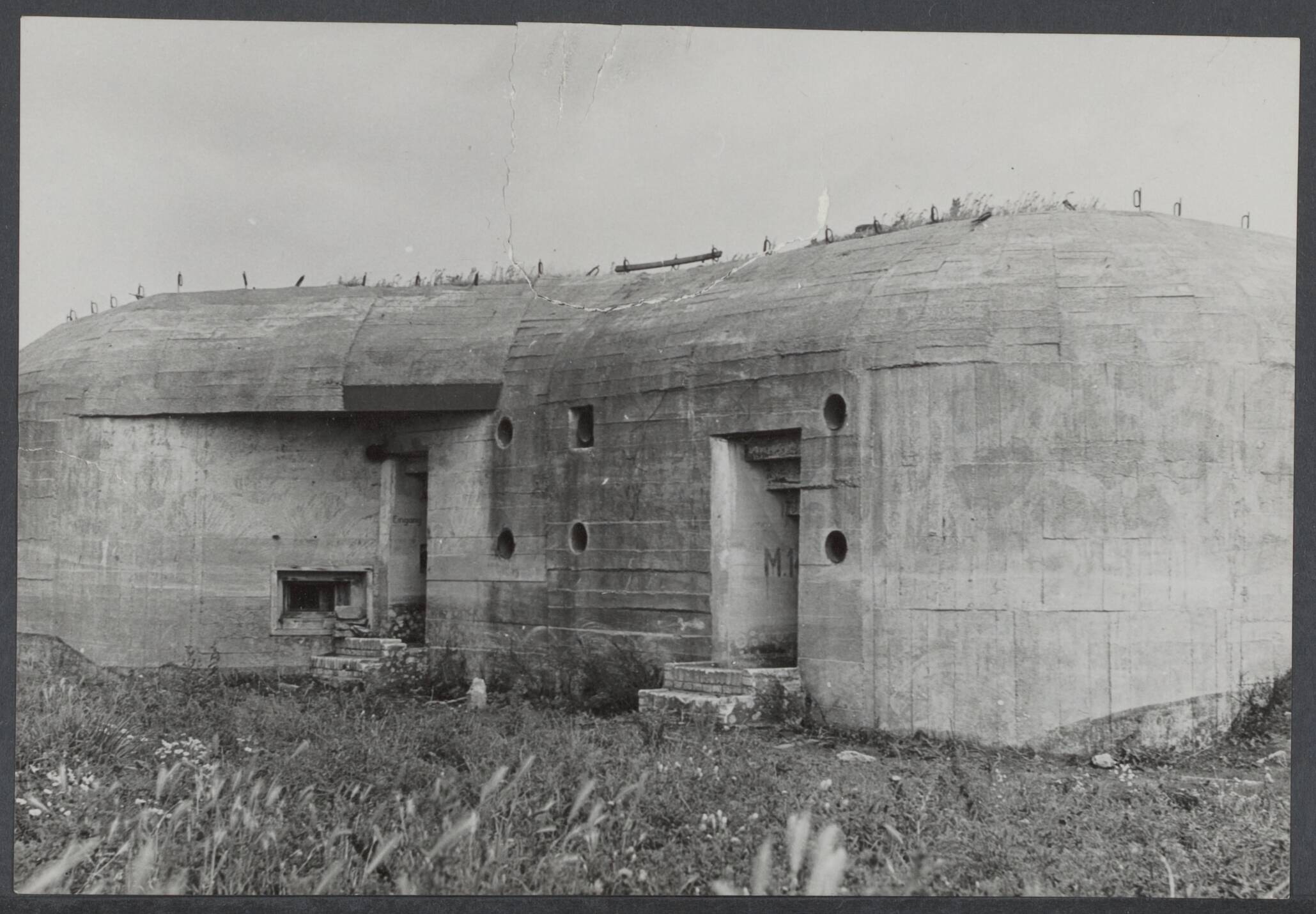 Slechten vestingwerken, vernietiging en vinden oorlogsmateriaal, demilitarisering, opslag, dumps. Nederland. — Toorenvliedt. Duitse bunker — Foto: Hoef, W.P.W. van de / Spaarnestad. Licentie: Set B: Rechtenvrij / Publiek Domein. Bron: Nationaal Archief. http://hdl.handle.net/10648/38cb4c07-de5f-c515-1d61-3ea1a3f83f26