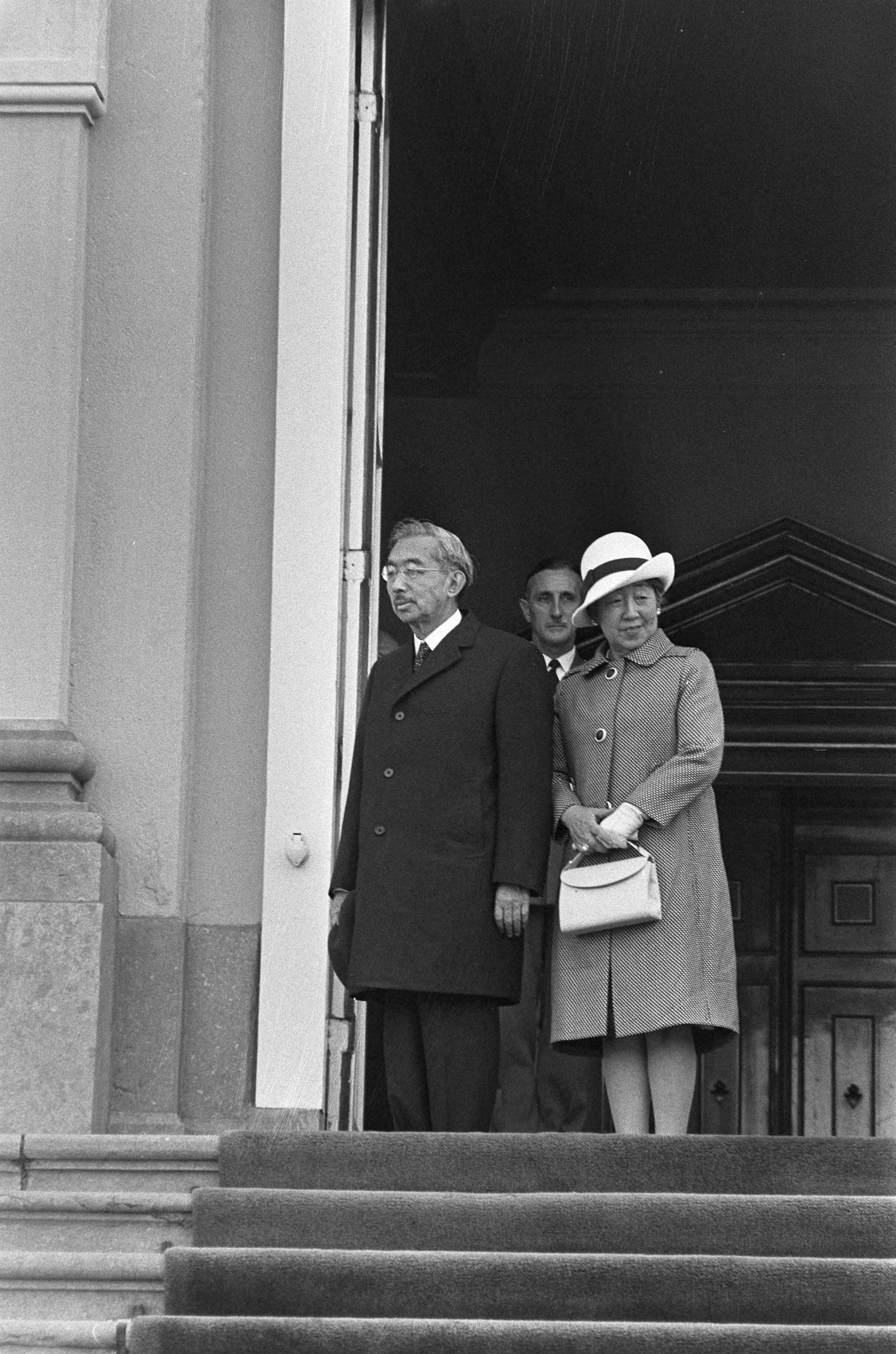 Fotocollectie Anefo — Keizer Hirohito en echtgenote op trappen van Paleis Huis ten Bosch , Den Haag — Foto: Mieremet, Rob / Anefo. Licentie: Set B: Rechtenvrij / Publiek Domein. Bron: Nationaal Archief. http://hdl.handle.net/10648/abd25c36-d0b4-102d-bcf8-003048976d84