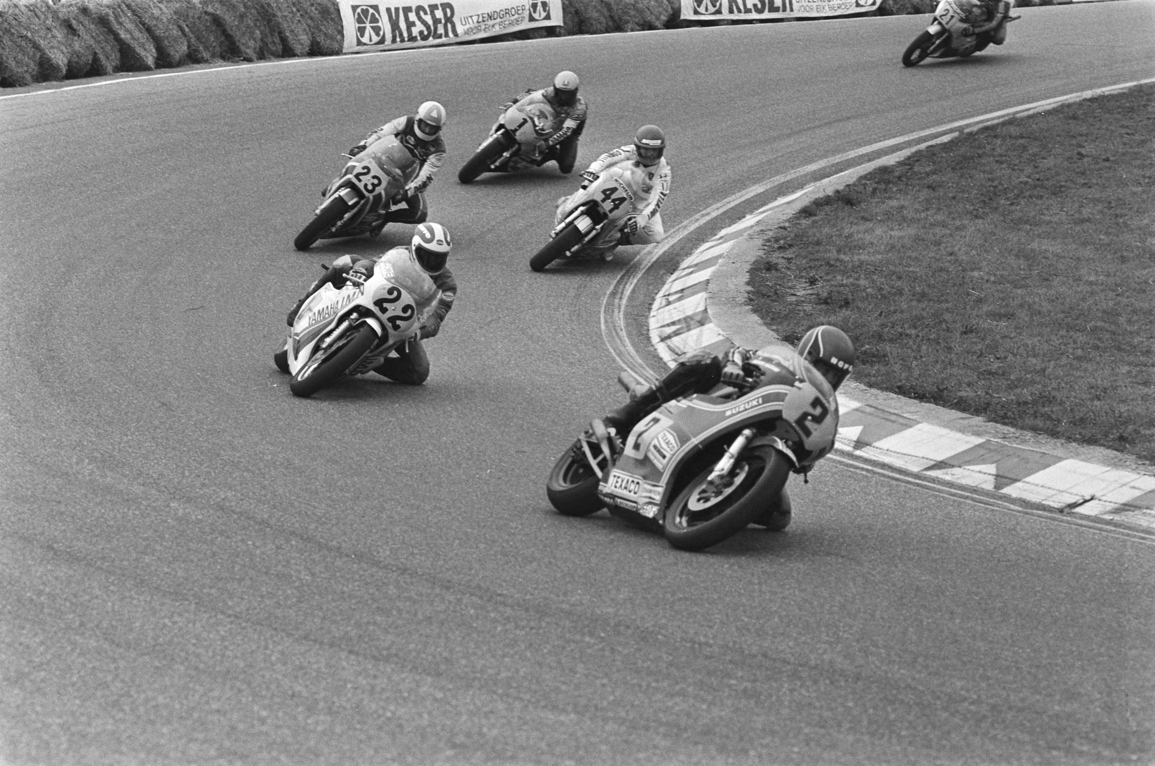 Internationale Olof-races 1980 in Zandvoort — 500cc klasse met aan kop Randy Mamola (2), Will Hartog (44), Middelburg (22) Kenny Roberts (1) en Dick Alblas (23 ) — Foto: Antonisse, Marcel / Anefo. Licentie: Set B: Rechtenvrij / Publiek Domein. Bron: Nationaal Archief. http://hdl.handle.net/10648/ace7c714-d0b4-102d-bcf8-003048976d84