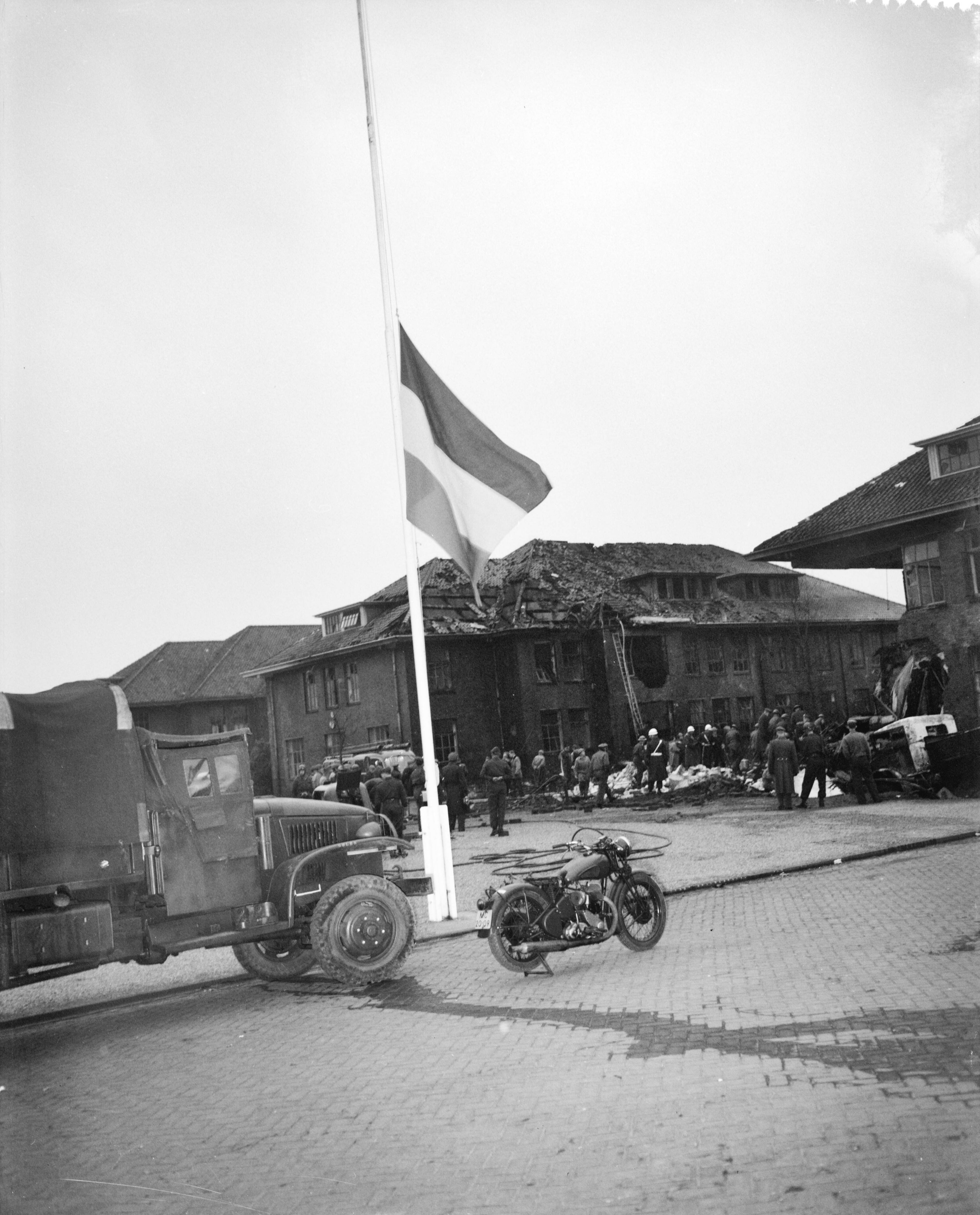 Fotocollectie Anefo — Amerikaanse straaljager F 100c Supre Sabre neergestort op de Kolonel Palmkazerne te Bussum. Nederlandse vlag halfstok — Foto: Bilsen, Joop van / Anefo. Licentie: Set B: Rechtenvrij / Publiek Domein. Bron: Nationaal Archief. http://hdl.handle.net/10648/a96ea8aa-d0b4-102d-bcf8-003048976d84