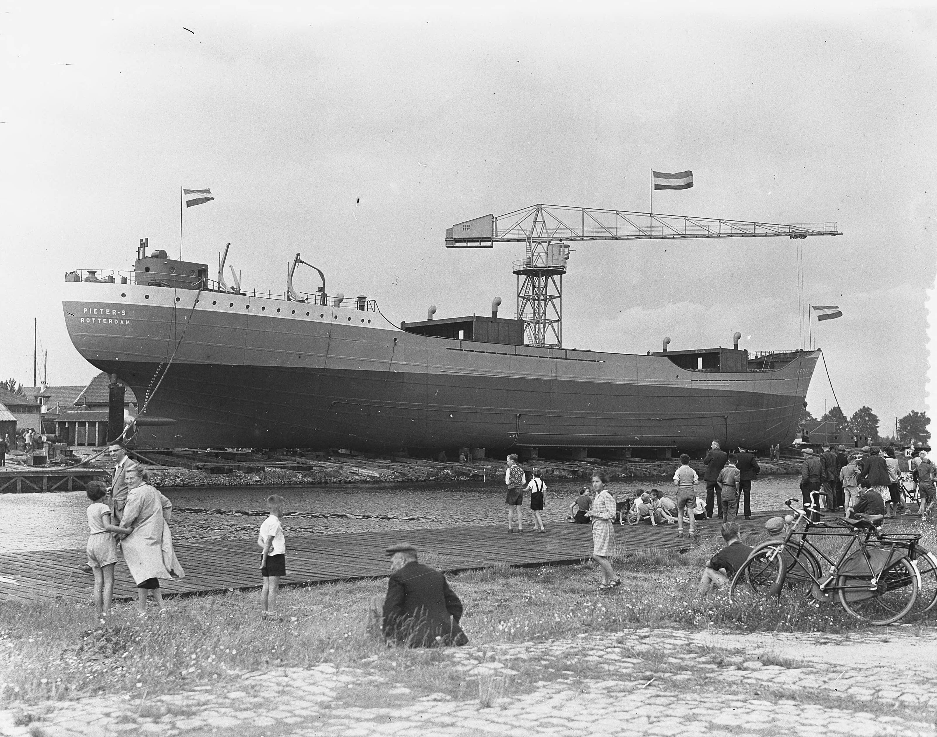 Fotocollectie Anefo — Tewaterlating van motorschip "Pieter S.", gebouw voor de Rotterdamse Kolencentrale bij de N.V. Terneuzense Scheepsbouwmaatschappij — Foto: Duinen, H. van / Anefo. Licentie: Set B: Rechtenvrij / Publiek Domein. Bron: Nationaal Archief. http://hdl.handle.net/10648/a911542a-d0b4-102d-bcf8-003048976d84