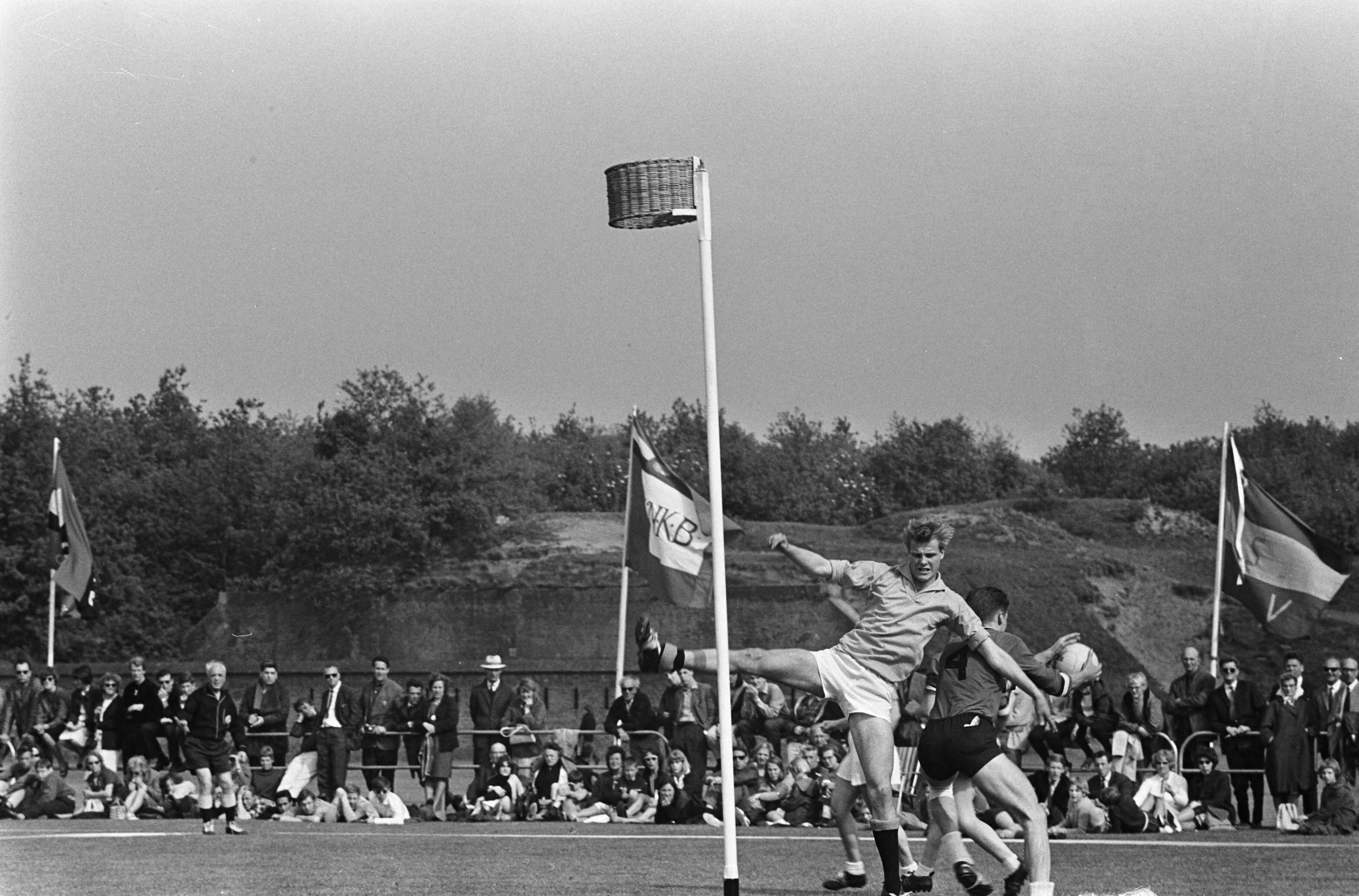 Fotocollectie Anefo — Korfbal. Nederland tegen België 8-2. Spelmoment — Foto: Kroon, Ron / Anefo. Licentie: Set B: Rechtenvrij / Publiek Domein. Bron: Nationaal Archief. http://hdl.handle.net/10648/aaa9ba0c-d0b4-102d-bcf8-003048976d84