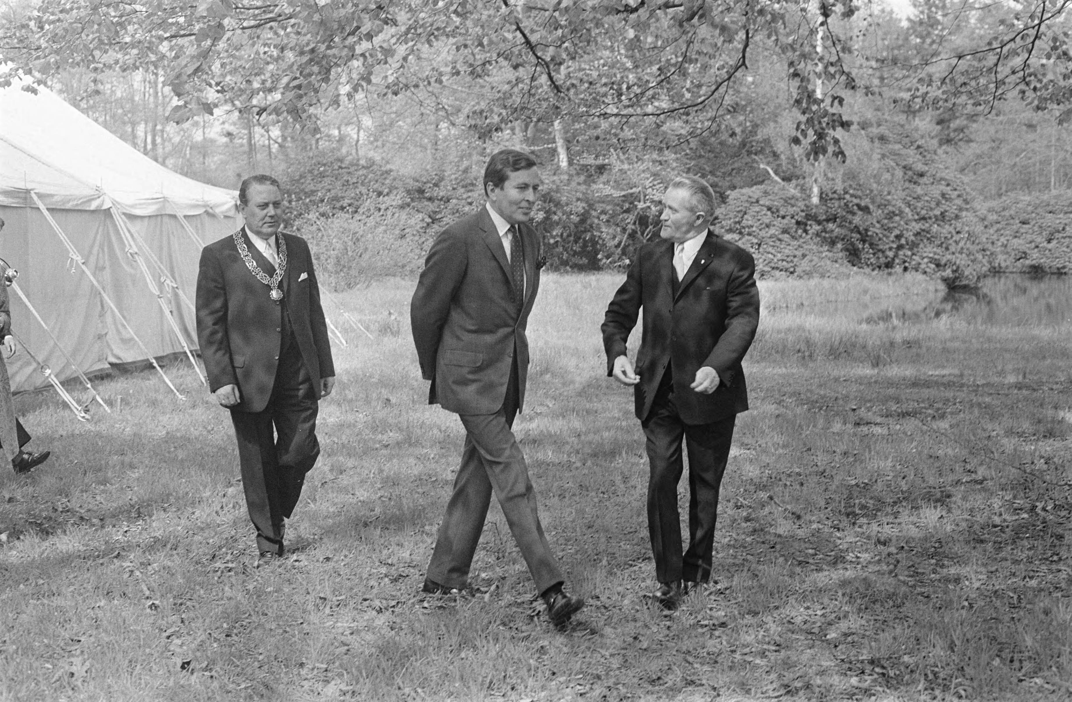 Fotocollectie Anefo — HKH Prins Claus opent de 22e "Werktuigendagen" te Liempde Prins Claus tijdens rondgang — Foto: Mieremet, Rob / Anefo. Licentie: Set B: Rechtenvrij / Publiek Domein. Bron: Nationaal Archief. http://hdl.handle.net/10648/ab684422-d0b4-102d-bcf8-003048976d84