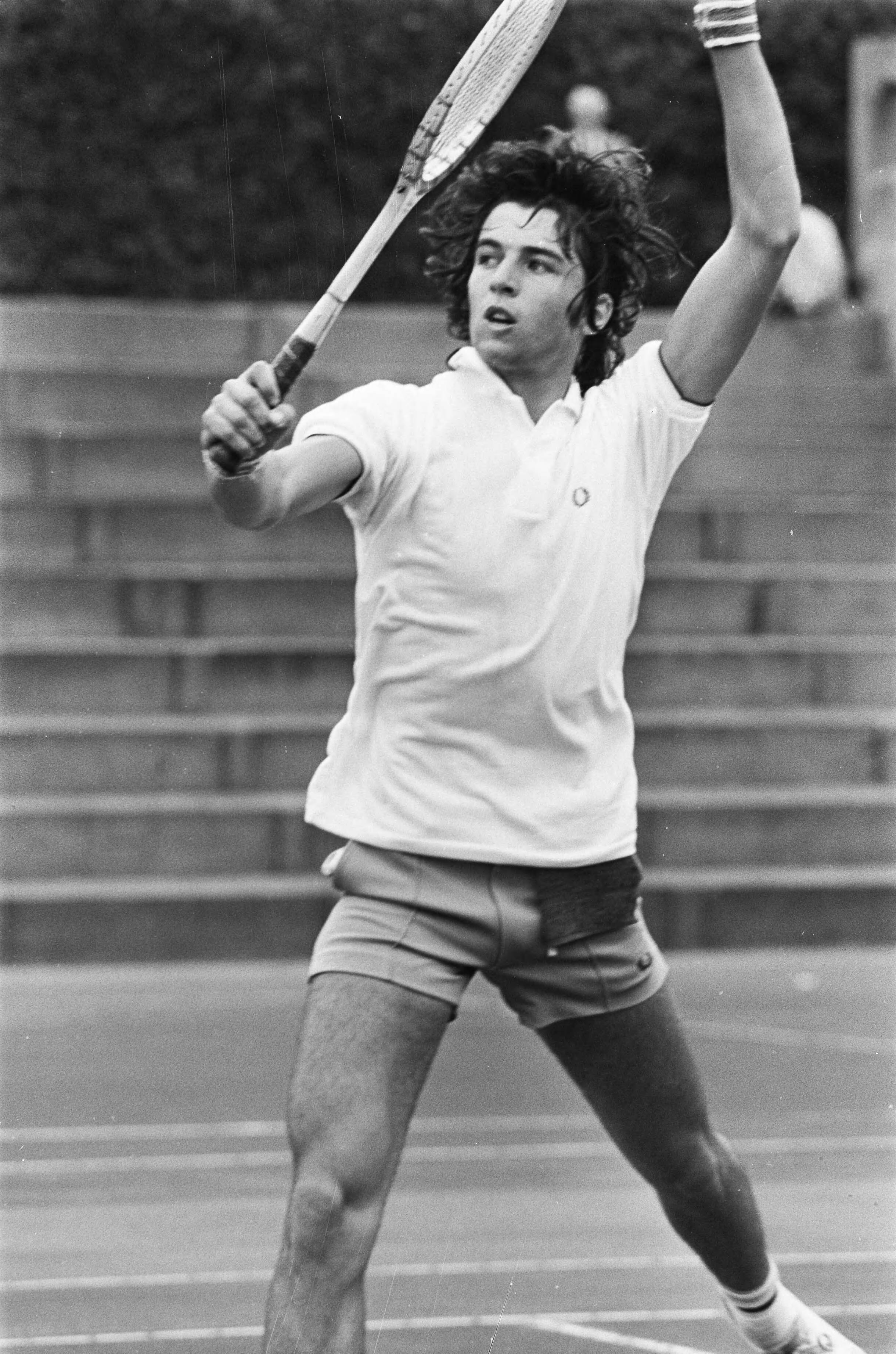 Tenniswedstrijden in Den Haag — Winnaar heren-enkel de Argentijn Lando — Foto: Verhoeff, Bert / Anefo. Licentie: Set B: Rechtenvrij / Publiek Domein. Bron: Nationaal Archief. http://hdl.handle.net/10648/ac6d671c-d0b4-102d-bcf8-003048976d84