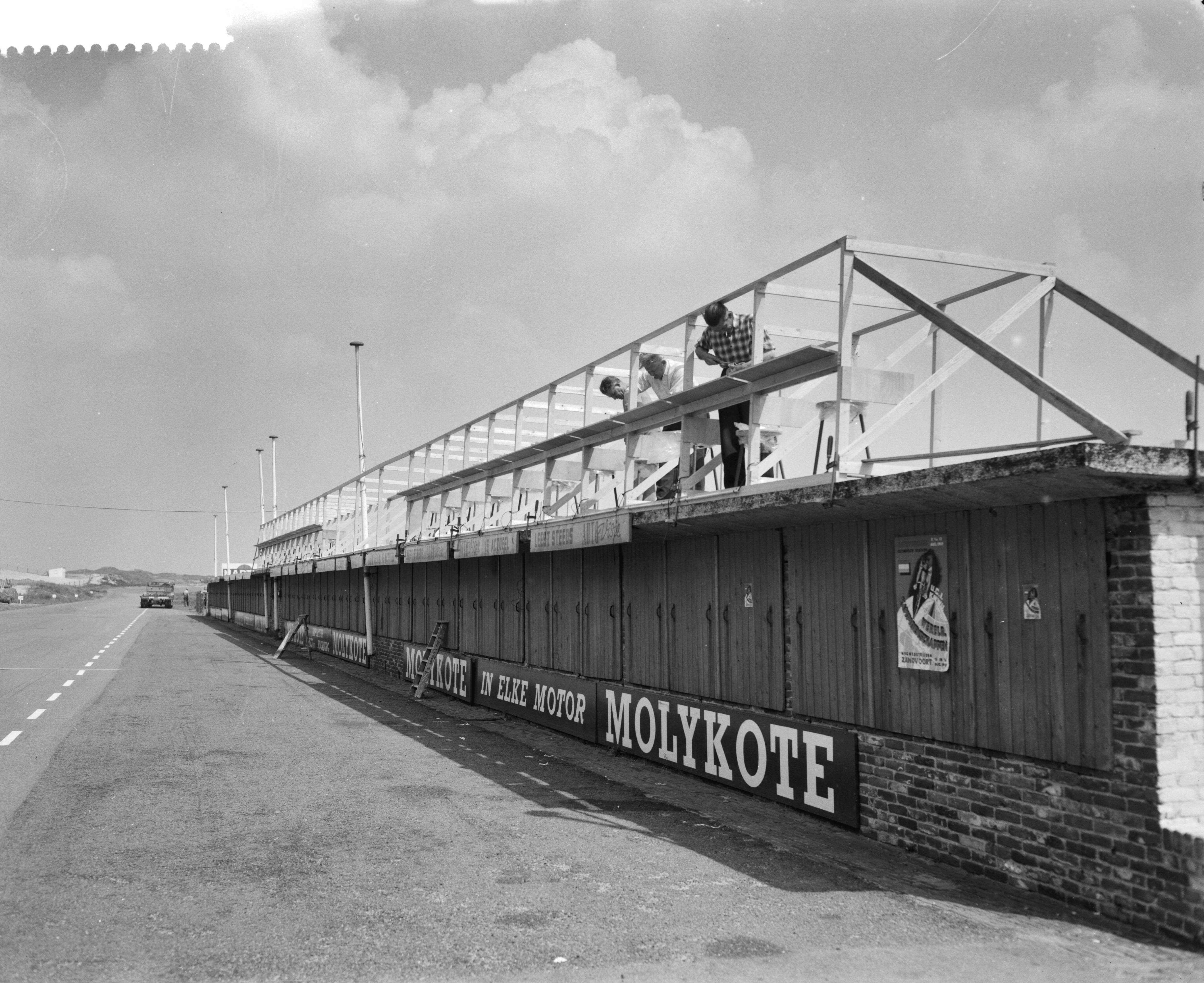 Fotocollectie Anefo — Voorbereidingen wereldkampioenschap wielrennen op de weg te Zandvoort. Bouw op de pits van cabines voor radioreporters — Foto: Bilsen, Joop van / Anefo. Licentie: Set B: Rechtenvrij / Publiek Domein. Bron: Nationaal Archief. http://hdl.handle.net/10648/a99aa176-d0b4-102d-bcf8-003048976d84