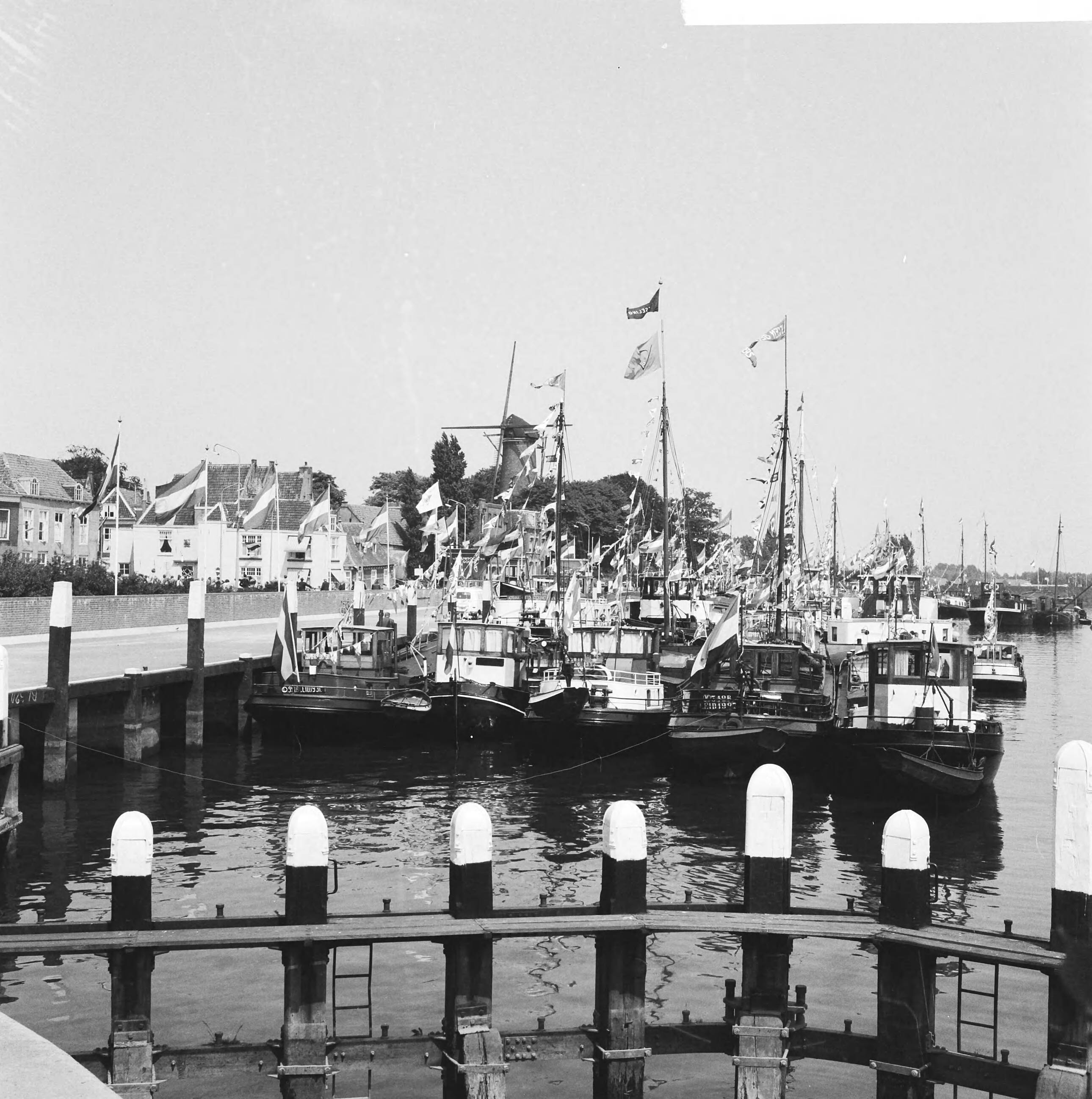 Schippersvereniging Schuttevaer van de afdeling Ouderkerk aan den IJssel — [Gepavoiseerde binnenvaartschepen in de haven van Gouda] — Foto: Behrens, Herbert F. / Anefo. Licentie: Set B: Rechtenvrij / Publiek Domein. Bron: Nationaal Archief. http://hdl.handle.net/10648/a9b0e3dc-d0b4-102d-bcf8-003048976d84