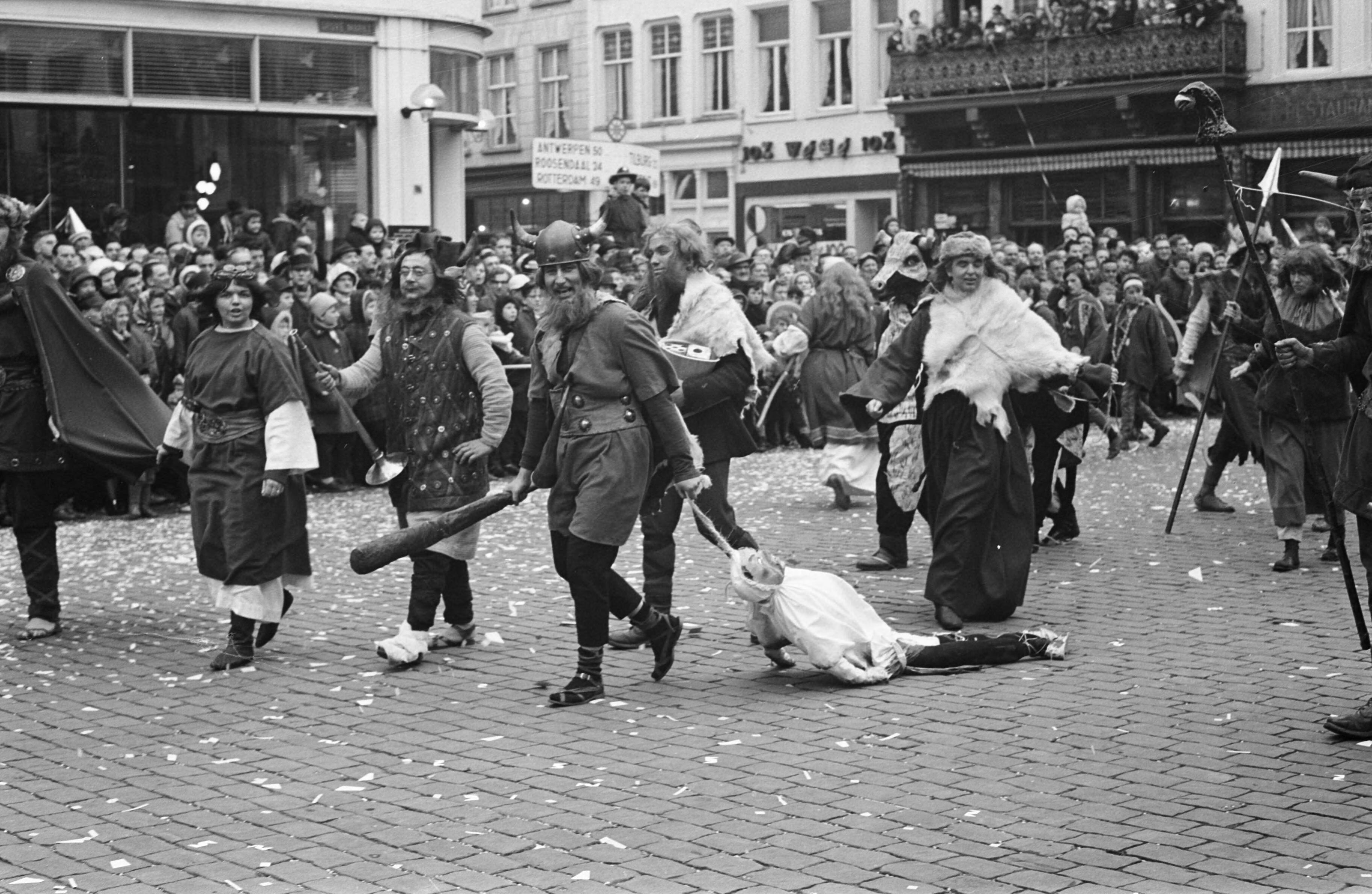 Fotocollectie Anefo — Carnaval in Breda. Vikingen — Foto: Rossem, Wim van / Anefo. Licentie: Set B: Rechtenvrij / Publiek Domein. Bron: Nationaal Archief. http://hdl.handle.net/10648/a9fc0128-d0b4-102d-bcf8-003048976d84
