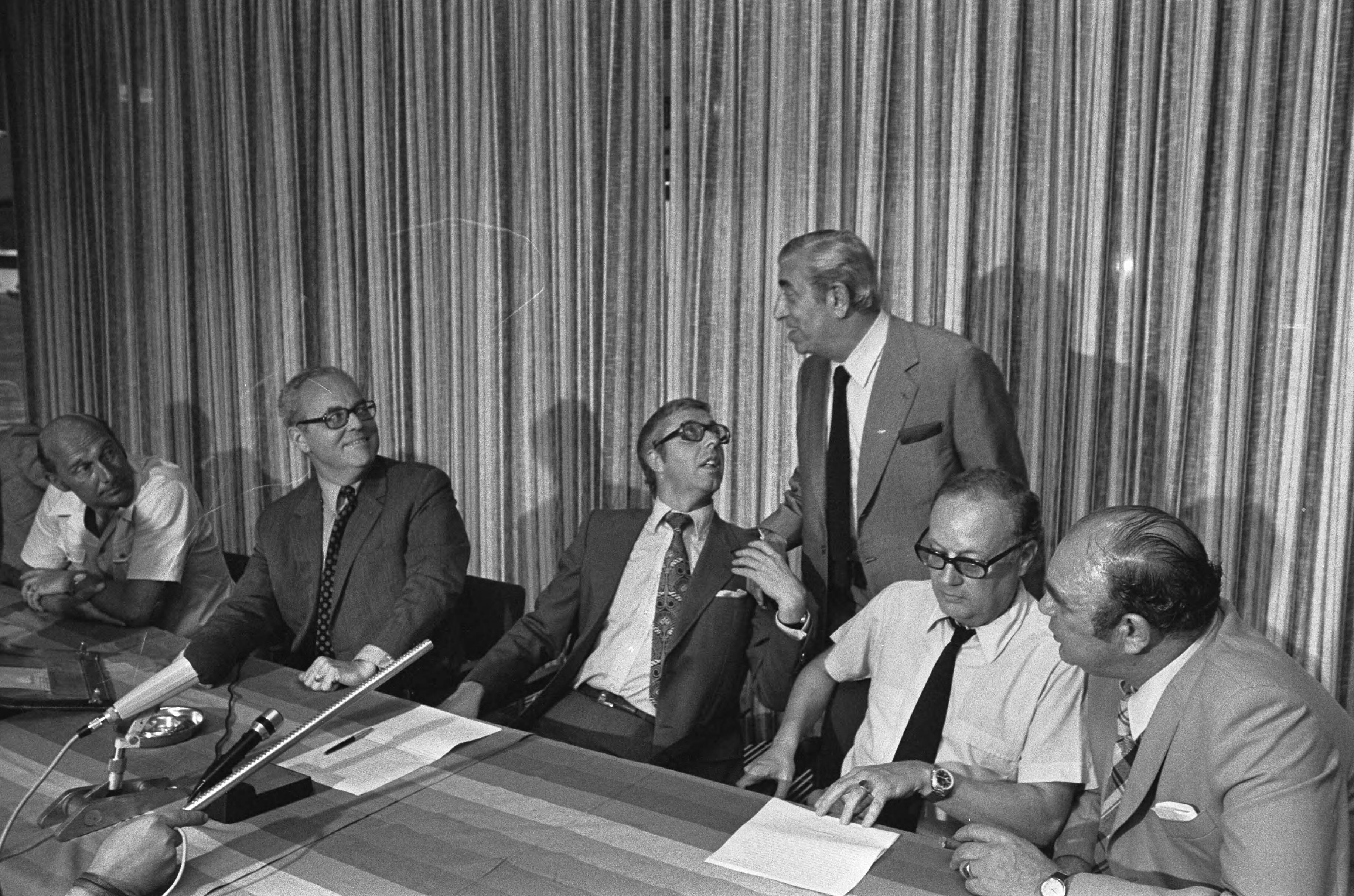 Fotocollectie Anefo — Bestuur sectie betaald voetbal KNVB vergadert in Zeist over vertrek Johan Cruijff naar Barcelona, J. Hoogewoning (midden) en Jaap van Praag (staand) — Foto: Peters, Hans / Anefo. Licentie: Set B: Rechtenvrij / Publiek Domein. Bron: Nationaal Archief. http://hdl.handle.net/10648/ac343500-d0b4-102d-bcf8-003048976d84