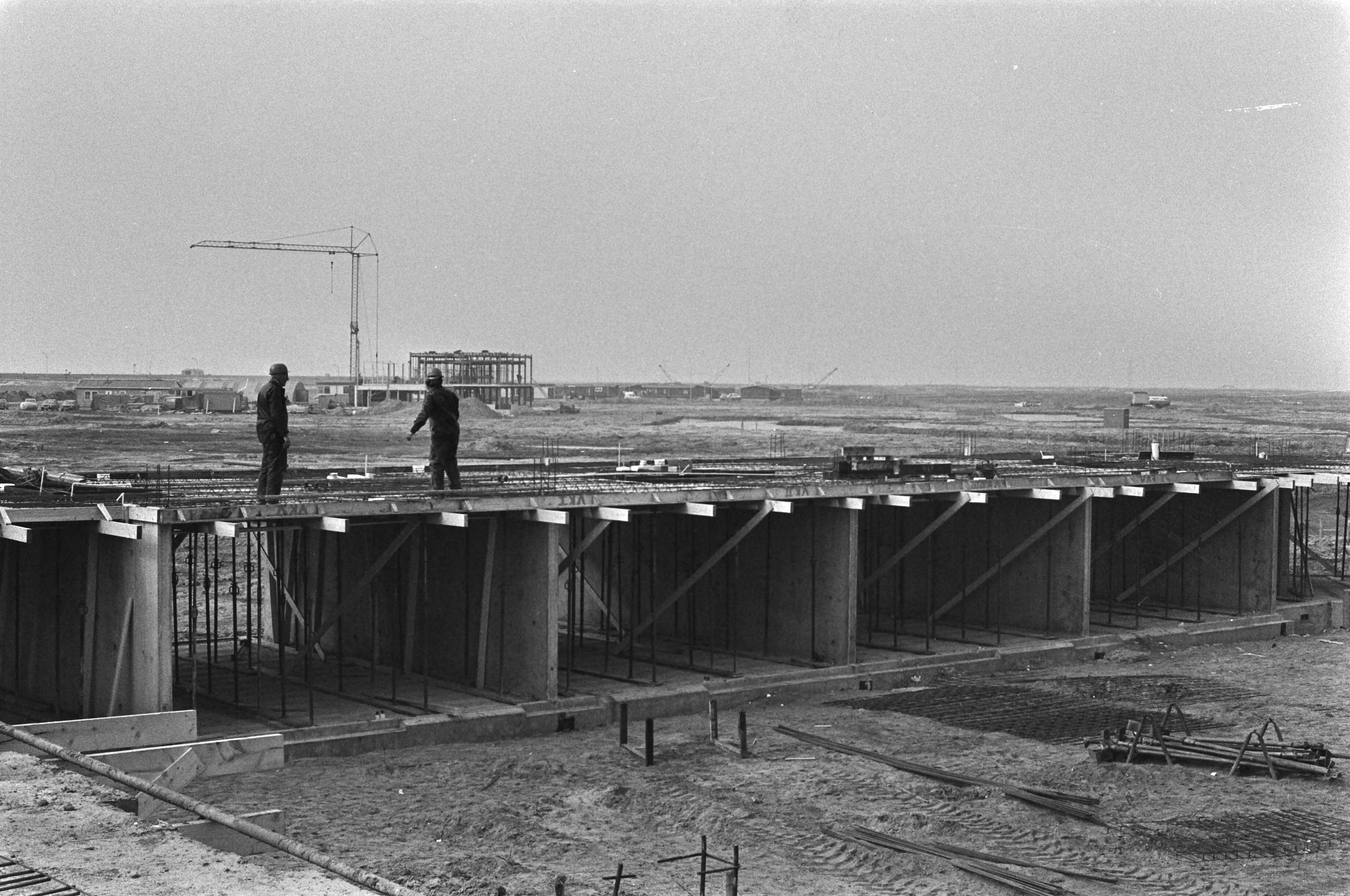 Fotocollectie Anefo — Bouw Almere in Flevopolder begonnen; bouw van de eerste huizen — Foto: Mieremet, Rob / Anefo. Licentie: Set B: Rechtenvrij / Publiek Domein. Bron: Nationaal Archief. http://hdl.handle.net/10648/ac7f1d54-d0b4-102d-bcf8-003048976d84