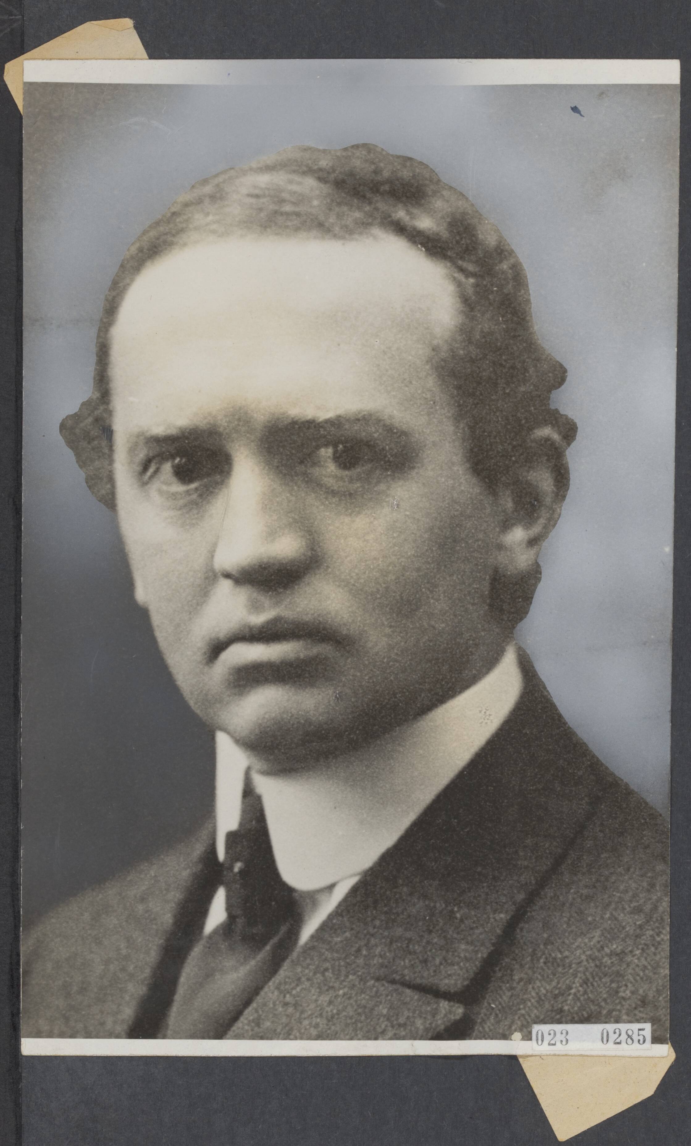 Fotocollectie Elsevier Binnenland — De Academische Senaar van de Rijksuniversiteit Utrecht heeft in de zitting van 2 april 1927 het doctoraat honoris causa in de geneeskunde verleend aan C.D. de Langen, arts en leraar aan de school voor opleiding van Indische Artsen te Batavia, thans tijdelijk te Rotterdam. De promotie zal na de paasvakantie plaatsvinden — Foto: N.V. Vereenigde Fotobureaux. Licentie: Set B: Rechtenvrij / Publiek Domein. Bron: Nationaal Archief. http://hdl.handle.net/10648/add45296-d0b4-102d-bcf8-003048976d84