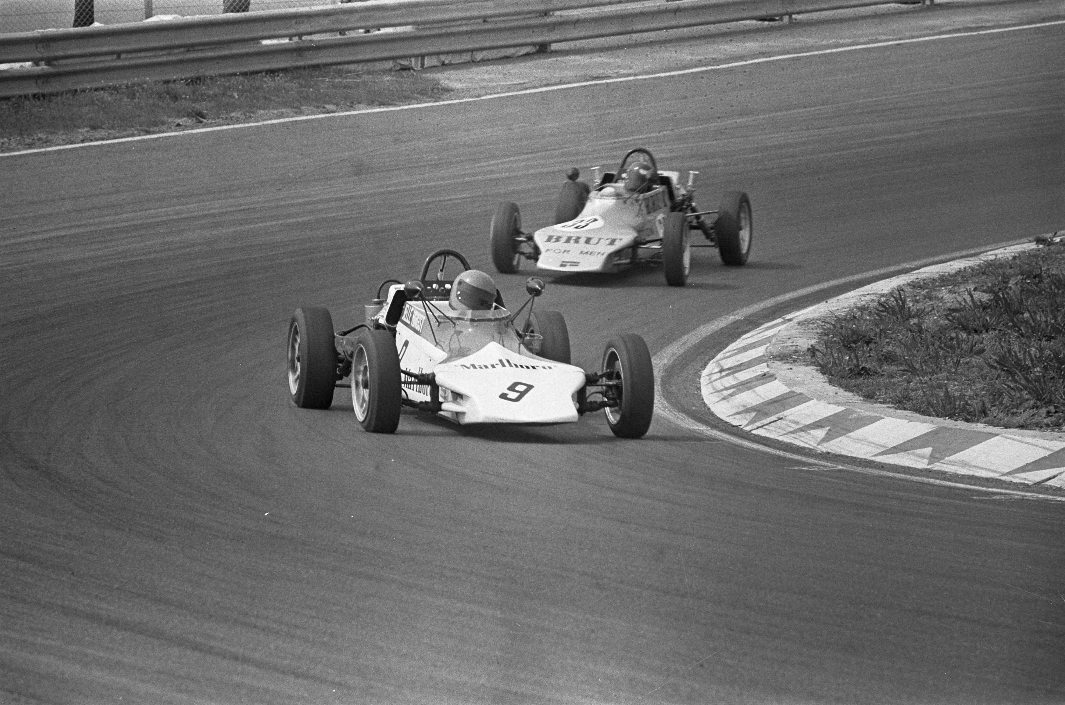 Fotocollectie Anefo — Autoraces op Zandvoort; Jelle Hingst (9) won formule — Foto: Croes, Rob C. / Anefo. Licentie: Set B: Rechtenvrij / Publiek Domein. Bron: Nationaal Archief. http://hdl.handle.net/10648/ac4b571c-d0b4-102d-bcf8-003048976d84