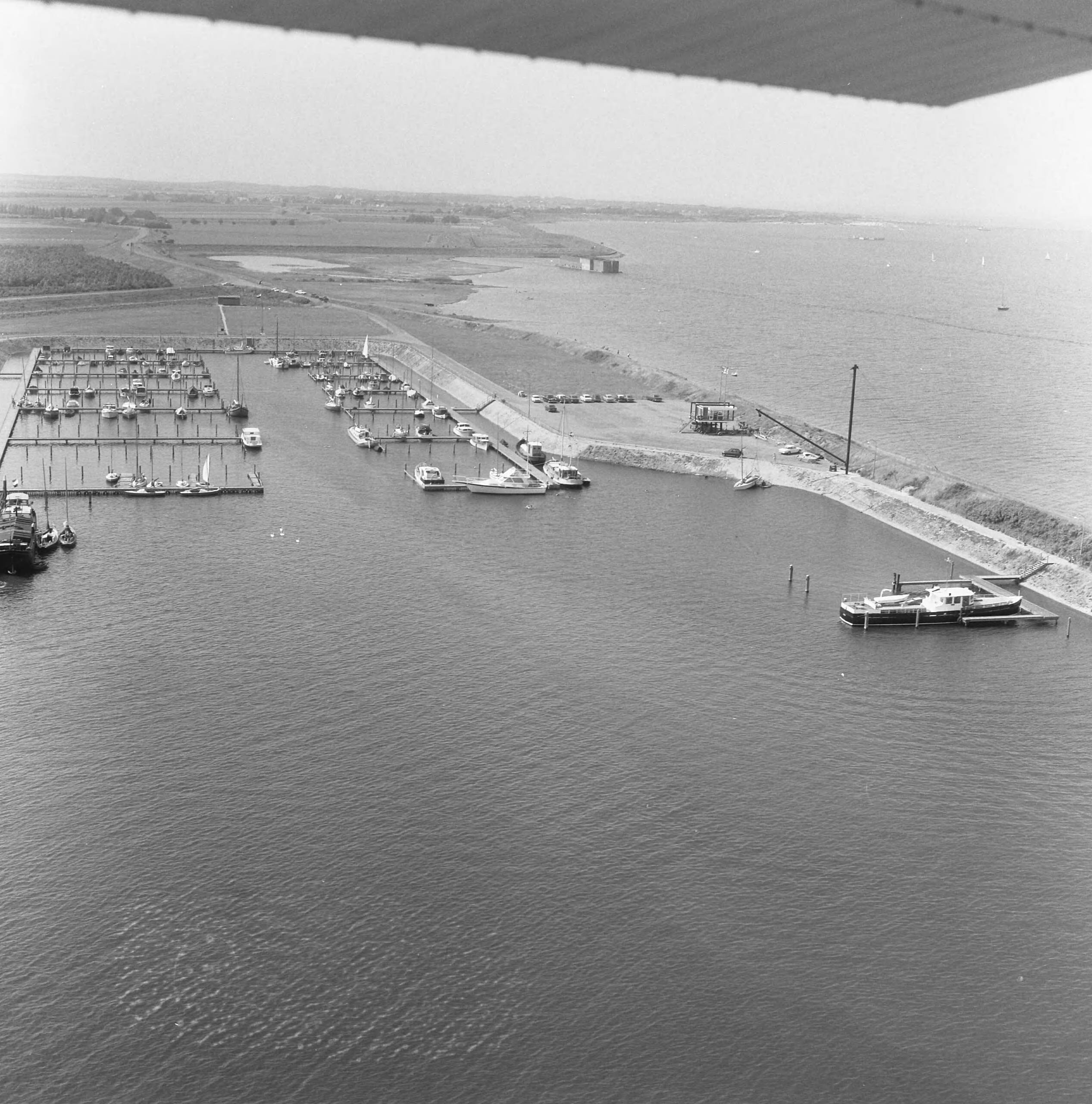 Fotocollectie Nederlandse Heidemaatschappij — Luchtopname. Jachthaven Vrouwenpolder (Zeeland) — Foto: Fotograaf Onbekend / Heidemij. Licentie: Set B: Rechtenvrij / Publiek Domein. Bron: Nationaal Archief. http://hdl.handle.net/10648/ae867aca-d0b4-102d-bcf8-003048976d84