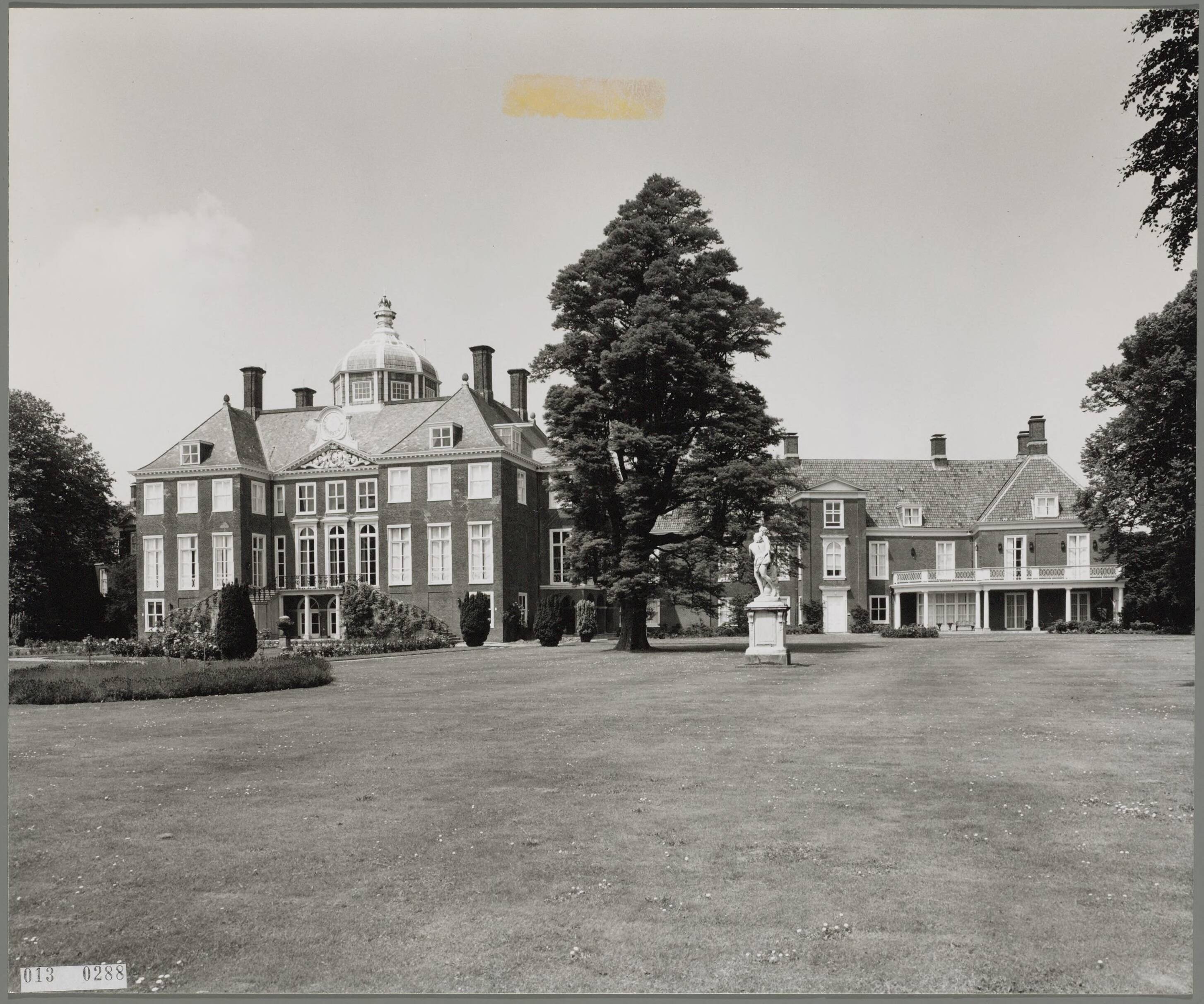 Paleis Huis ten Bosch te Den Haag — Exterieur — Foto: Hofmeester, Bart / RVD. Licentie: Set B: Rechtenvrij / Publiek Domein. Bron: Nationaal Archief. http://hdl.handle.net/10648/afa86c06-d0b4-102d-bcf8-003048976d84