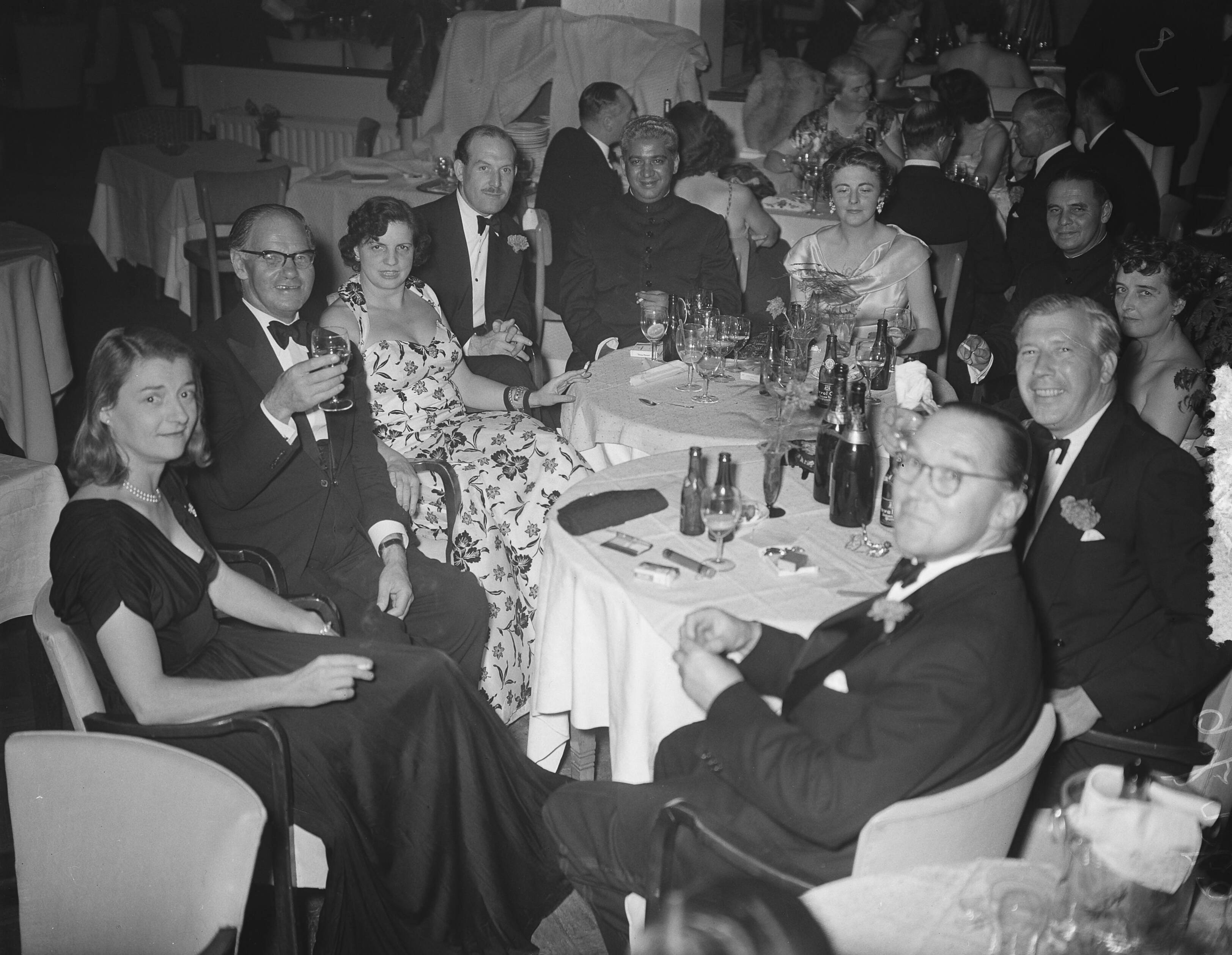 Fotocollectie Anefo — Congres zee-assuradeuren Den Haag , dansen — Foto: Bilsen, Joop van / Anefo. Licentie: Set B: Rechtenvrij / Publiek Domein. Bron: Nationaal Archief. http://hdl.handle.net/10648/a92962b8-d0b4-102d-bcf8-003048976d84