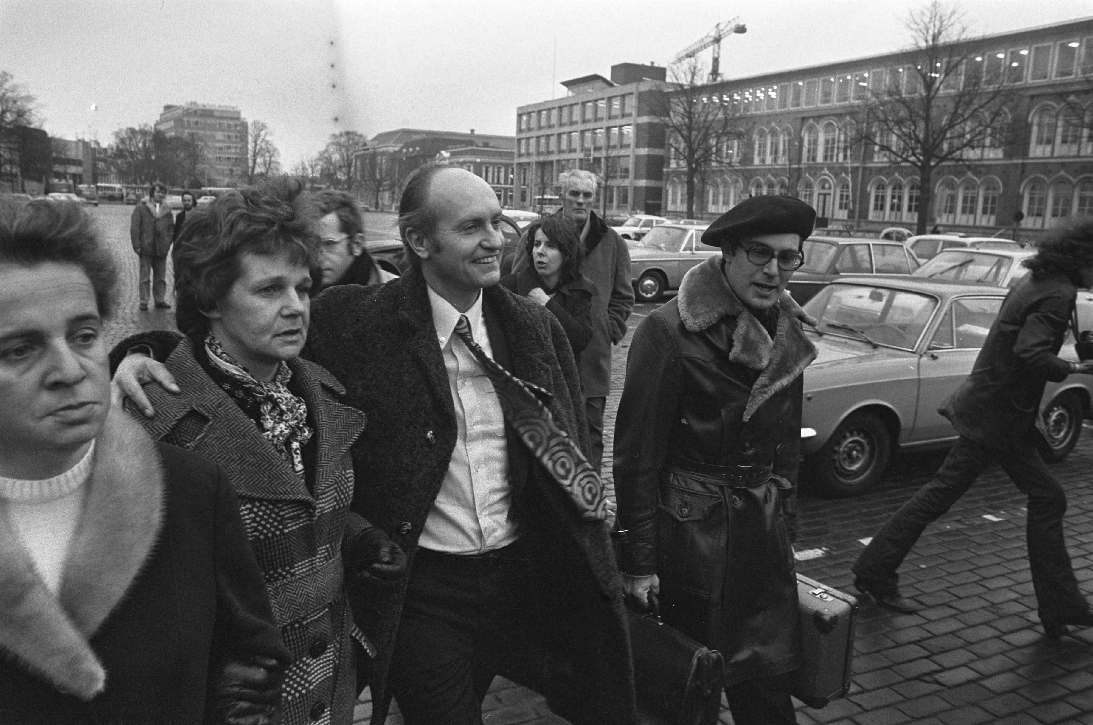 Fotocollectie Anefo — Euthanasie-proces tegen mw Postma van Boven in Leeuwarden, artsen-echtpaar Postma arriveert bij gerechtsgebouw, mr. Vos en zuster mw. Postma / — Foto: Verhoeff, Bert / Anefo. Licentie: Set B: Rechtenvrij / Publiek Domein. Bron: Nationaal Archief. http://hdl.handle.net/10648/ac246d00-d0b4-102d-bcf8-003048976d84