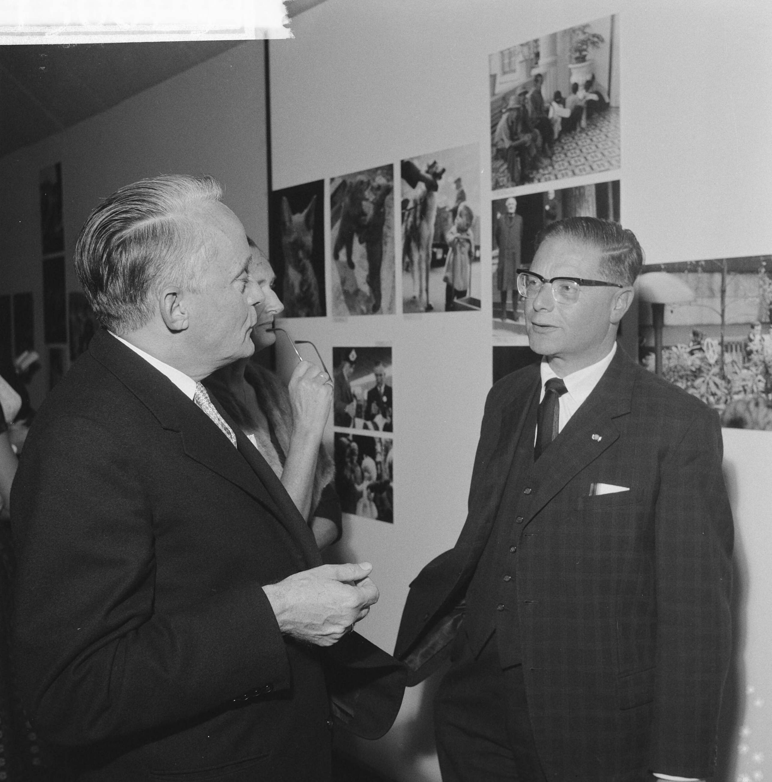 Fotocollectie Anefo — Opening World Press Photo 1961. Commissaris der Koningin in Zuid-Holland, mr. J. Klaasesz in gesprek met ? — Foto: Nijs, Jac. de / Anefo. Licentie: Set B: Rechtenvrij / Publiek Domein. Bron: Nationaal Archief. http://hdl.handle.net/10648/a9e4dfca-d0b4-102d-bcf8-003048976d84