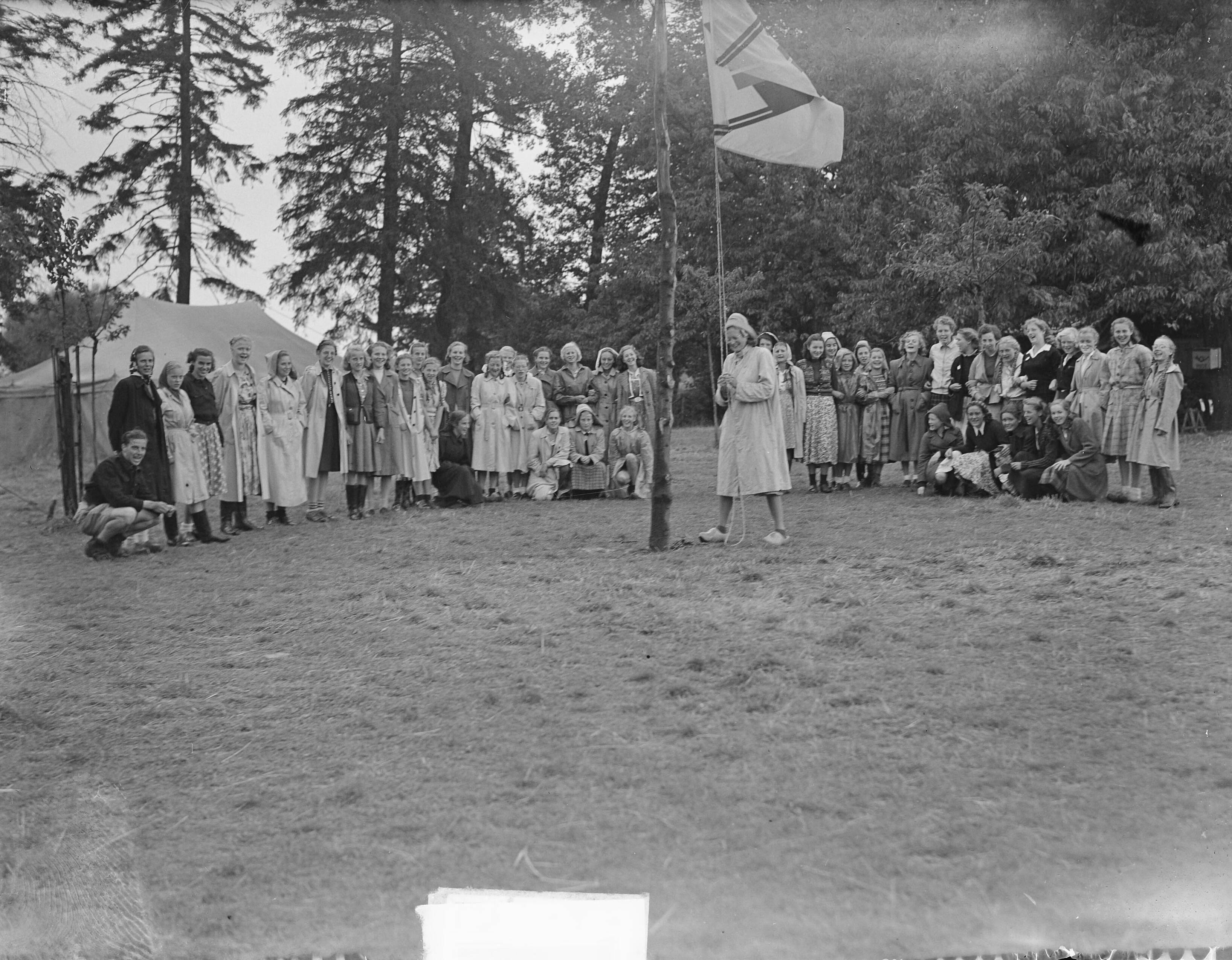 Fotocollectie Anefo — Kamp Mheer. Vlaghijsen — Foto: Oorschot, […] van / Anefo. Licentie: Set B: Rechtenvrij / Publiek Domein. Bron: Nationaal Archief. http://hdl.handle.net/10648/a8cc413c-d0b4-102d-bcf8-003048976d84