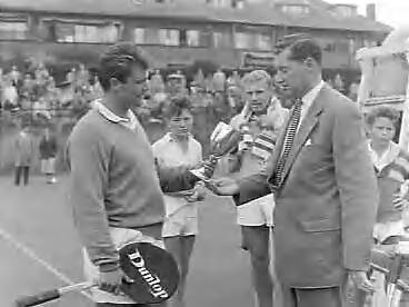 Fotocollectie Anefo — Nationale tenniskampioenschappen op de METS-banen. Kampioen enkelspel heren Hans van Dalsum , van links naar rechts: Van Dalsum, J.H. Goris, Mr. H. Wilton (voorzitter KNLTB) reikte de beker uit — Foto: Rossem, Wim van / Anefo. Licentie: Set B: Rechtenvrij / Publiek Domein. Bron: Nationaal Archief. http://hdl.handle.net/10648/a967c8fa-d0b4-102d-bcf8-003048976d84