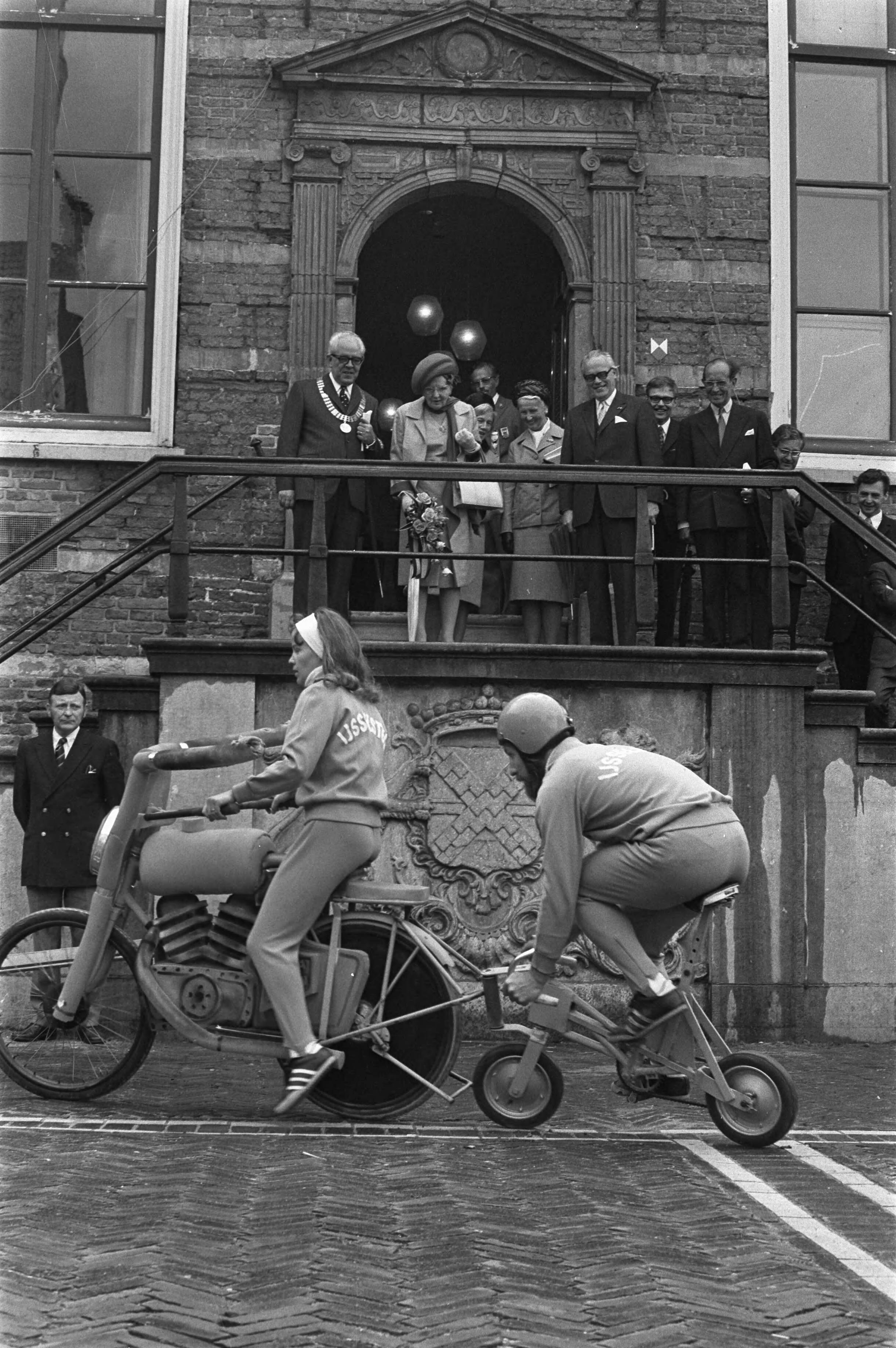 Koningin Juliana tijdens een werkbezoek aan de provincie Utrecht — Koningin Juliana o.a. in gezelschap van de burgemeester van IJsselstein, J.G.C.J. Timmermans, tijdens bezichting van de IJsselsteinse zeskampploeg — Foto: Fotograaf Onbekend / Anefo. Licentie: Set B: Rechtenvrij / Publiek Domein. Bron: Nationaal Archief. http://hdl.handle.net/10648/abeb025e-d0b4-102d-bcf8-003048976d84