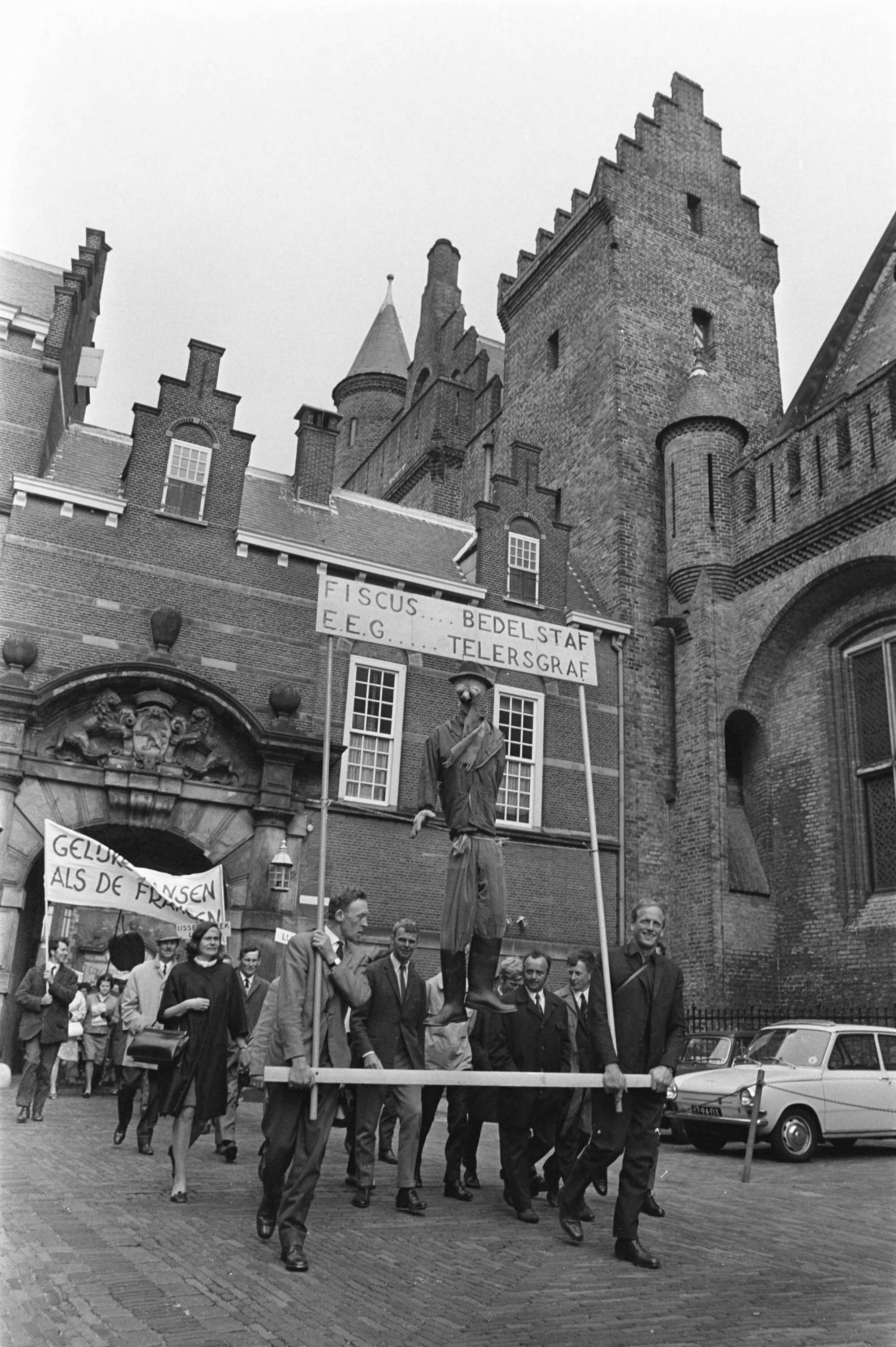 Fotocollectie Anefo — Fruittelers demonstreren met borden in Den Haag ; demonstranten voor Ministerie van Landbouw — Foto: Evers, Joost / Anefo. Licentie: Set B: Rechtenvrij / Publiek Domein. Bron: Nationaal Archief. http://hdl.handle.net/10648/ab980eaa-d0b4-102d-bcf8-003048976d84