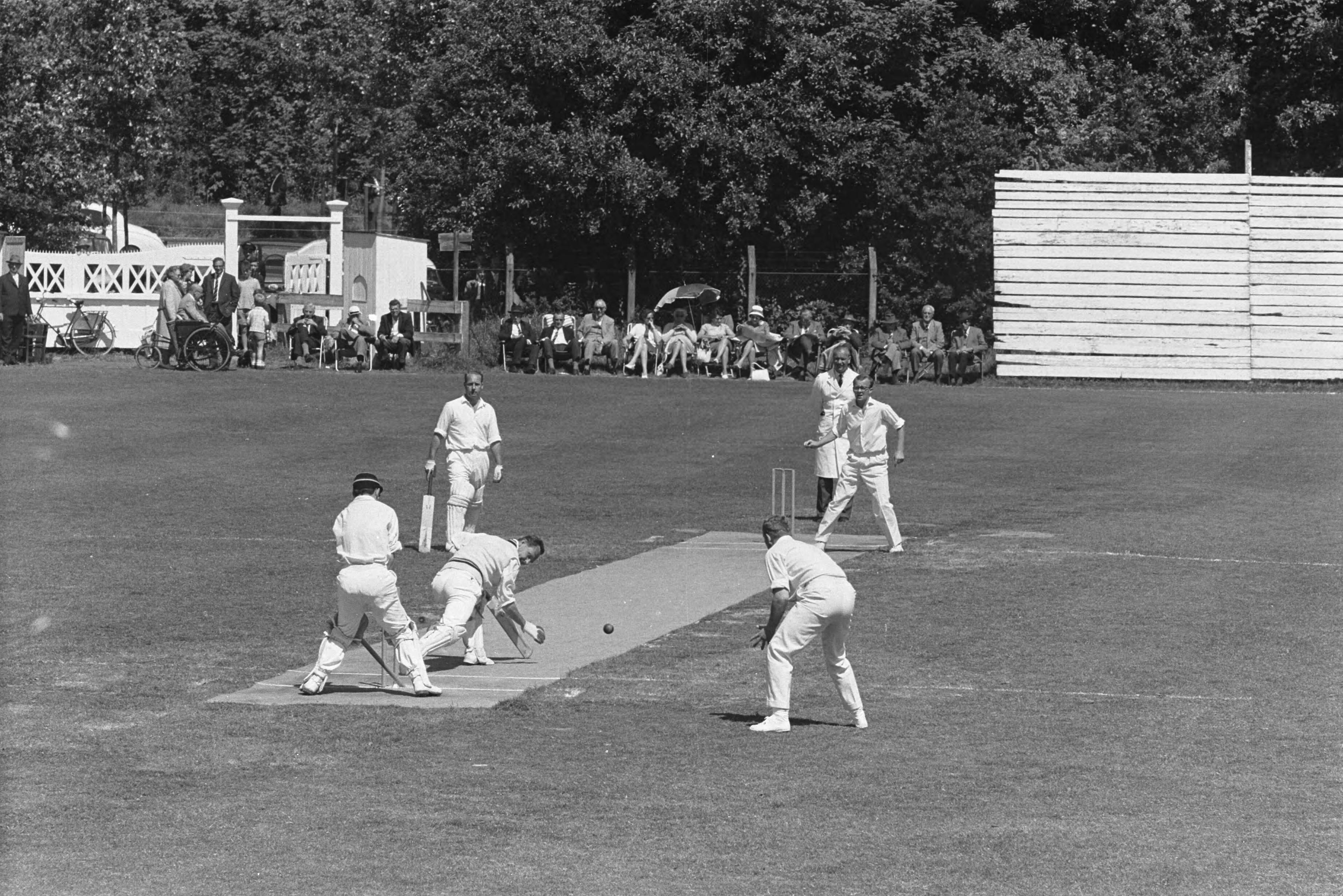 Fotocollectie Anefo — Cricket. Rood en Wit tegen Haarlem. Aan bat voor Haarlem Maas en Luining (met bril rechts) — Foto: Pot, Harry / Anefo. Licentie: Set B: Rechtenvrij / Publiek Domein. Bron: Nationaal Archief. http://hdl.handle.net/10648/aa3fef8c-d0b4-102d-bcf8-003048976d84