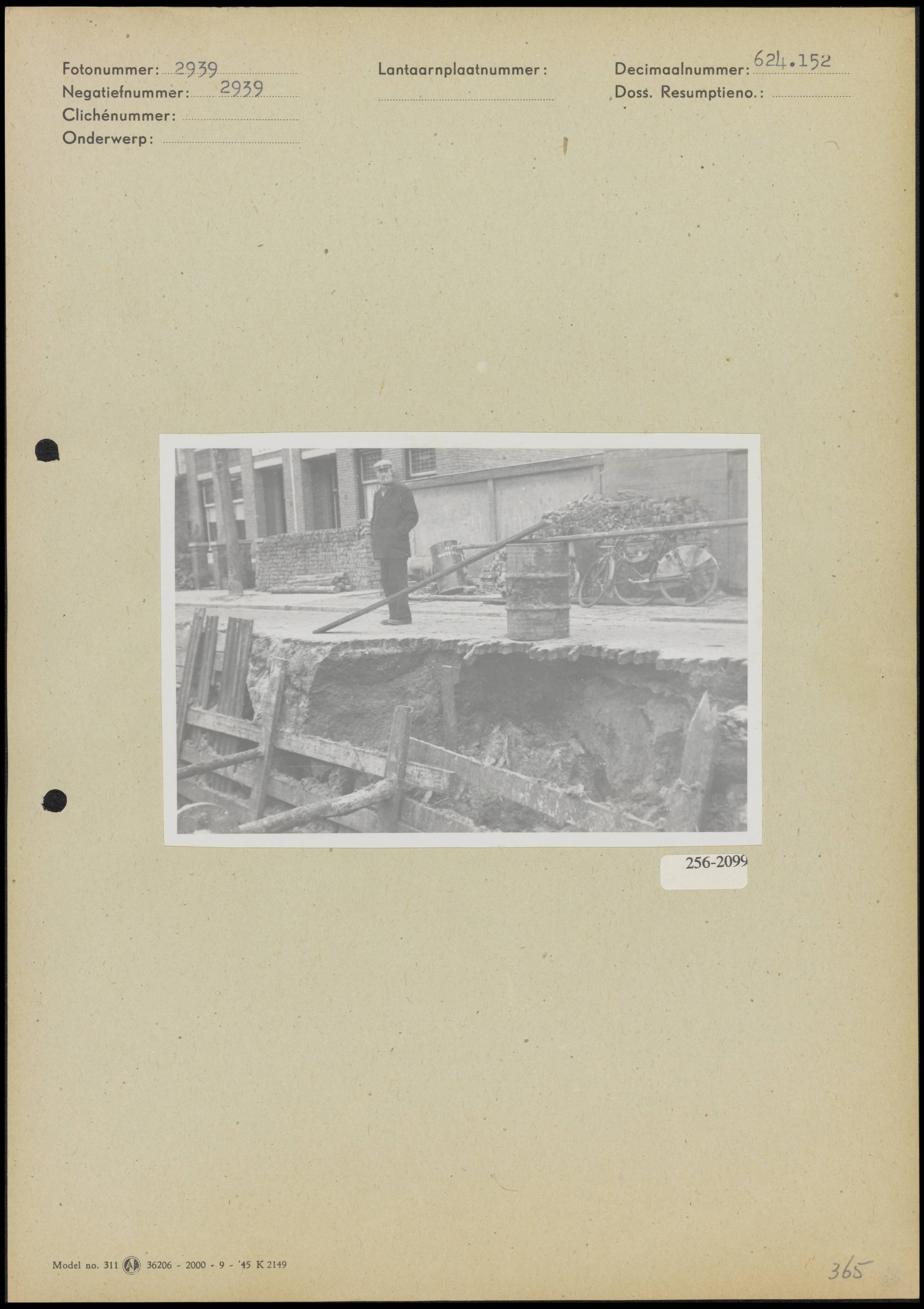 Riolering Amstenrade — Aanleg riolering, vermoedelijk te Amstenrade — Foto: Onbekend / Publiek Domein of Rechtenvrij. Licentie: Set B: Rechtenvrij / Publiek Domein. Bron: Nationaal Archief. http://hdl.handle.net/10648/b018b6aa-d0b4-102d-bcf8-003048976d84