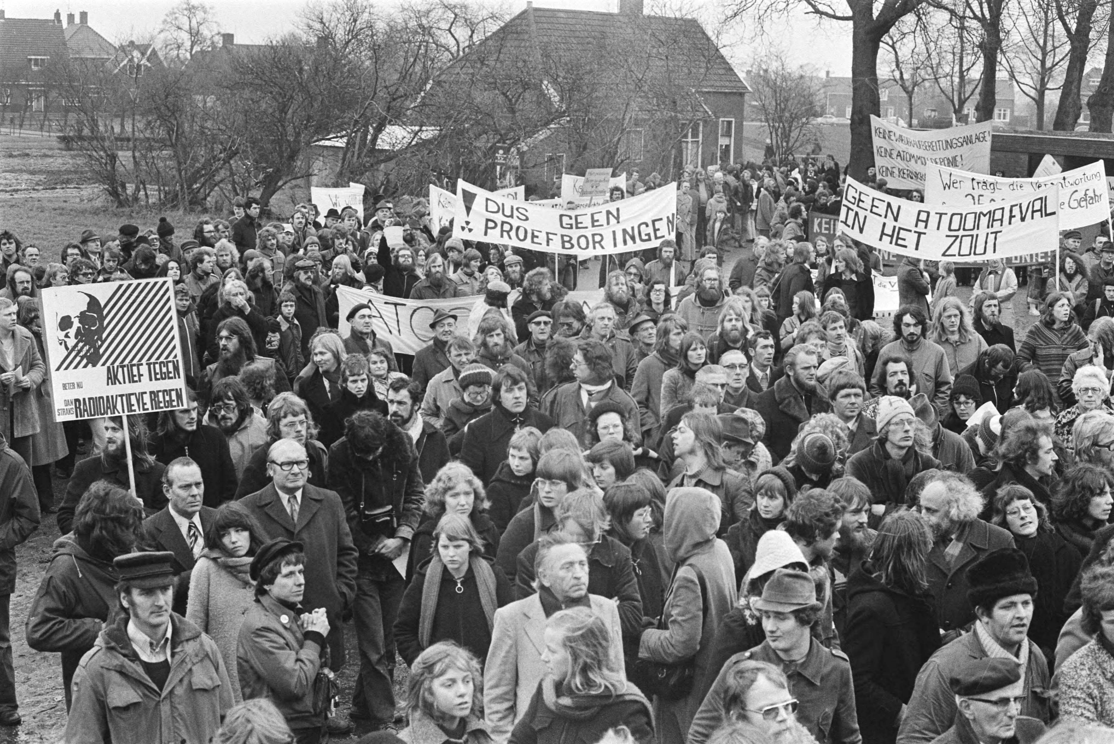 Fotocollectie Anefo — Manifestatie tegen plannen opslaan atoomafval in Onstwedde Groningen; demonstranten bijeen in Onstwedde — Foto: Bogaerts, Rob / Anefo. Licentie: Set B: Rechtenvrij / Publiek Domein. Bron: Nationaal Archief. http://hdl.handle.net/10648/ac95185c-d0b4-102d-bcf8-003048976d84