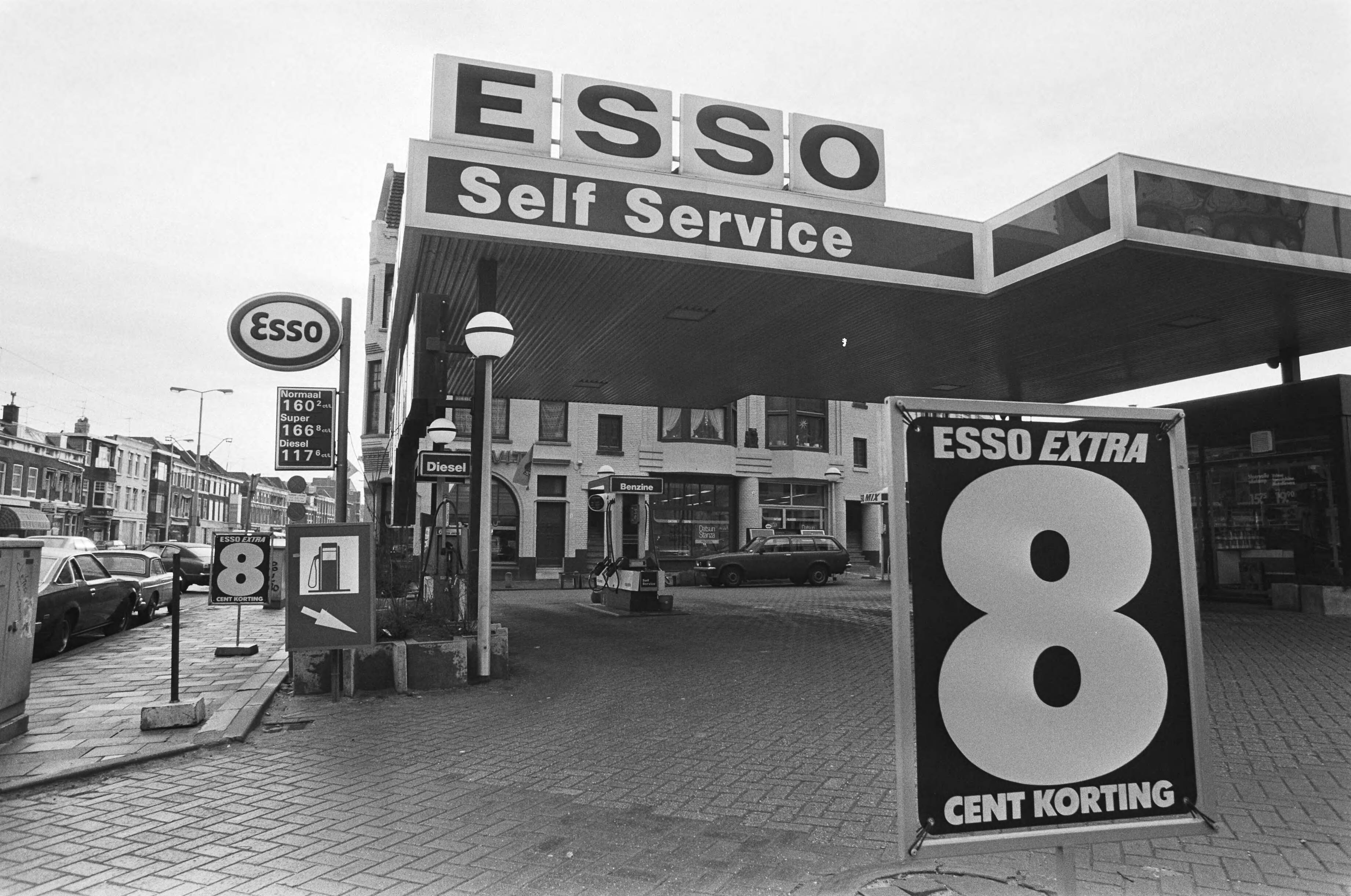 Fotocollectie Anefo — Esso Self Service met 8 cent korting in Den Haag — Foto: Croes, Rob C. / Anefo. Licentie: Set B: Rechtenvrij / Publiek Domein. Bron: Nationaal Archief. http://hdl.handle.net/10648/ad0c4ddc-d0b4-102d-bcf8-003048976d84