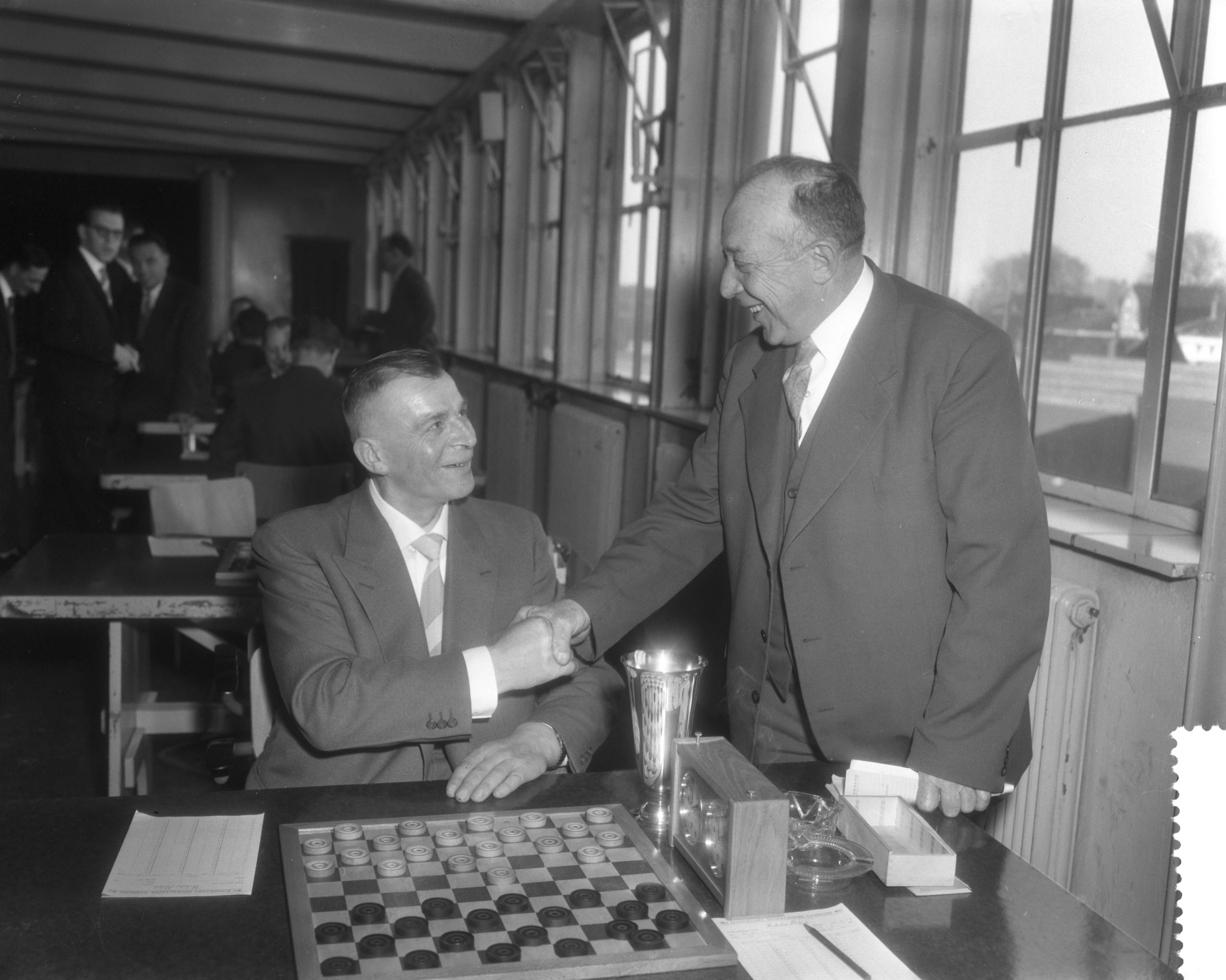 Fotocollectie Anefo — Laatste wedstrijd om het persoonlijke damkampioenschap van Nederland te Utrecht. Nederlands kampioen Baris Dukel wordt gefeliciteerd — Foto: Pot, Harry / Anefo. Licentie: Set B: Rechtenvrij / Publiek Domein. Bron: Nationaal Archief. http://hdl.handle.net/10648/a98eaa60-d0b4-102d-bcf8-003048976d84