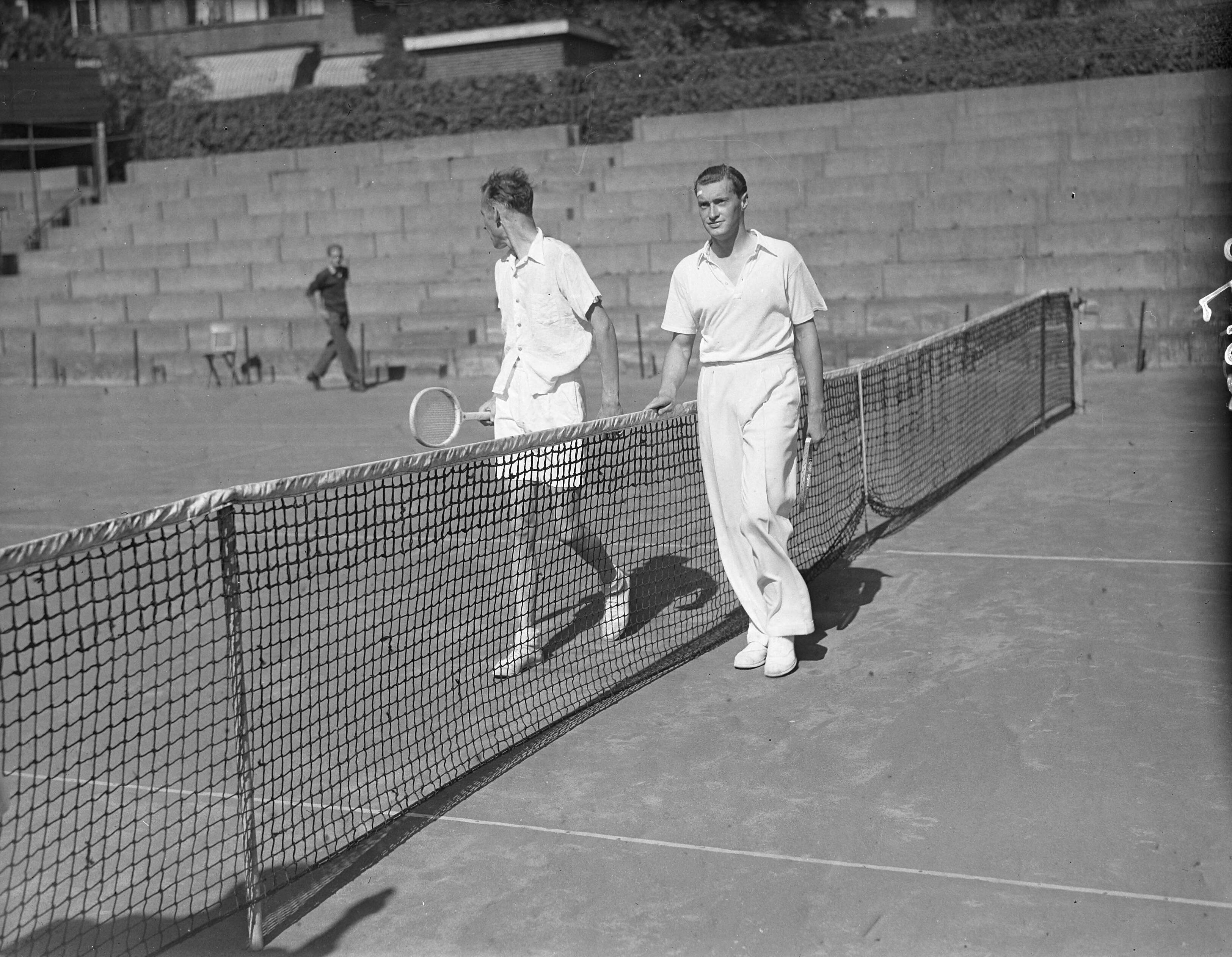 Fotocollectie Anefo — Nederlandse tenniskampioenschappen op de METS-banen te Scheveningen — Foto: Noske, J.D. / Anefo. Licentie: Set B: Rechtenvrij / Publiek Domein. Bron: Nationaal Archief. http://hdl.handle.net/10648/a8abe50e-d0b4-102d-bcf8-003048976d84