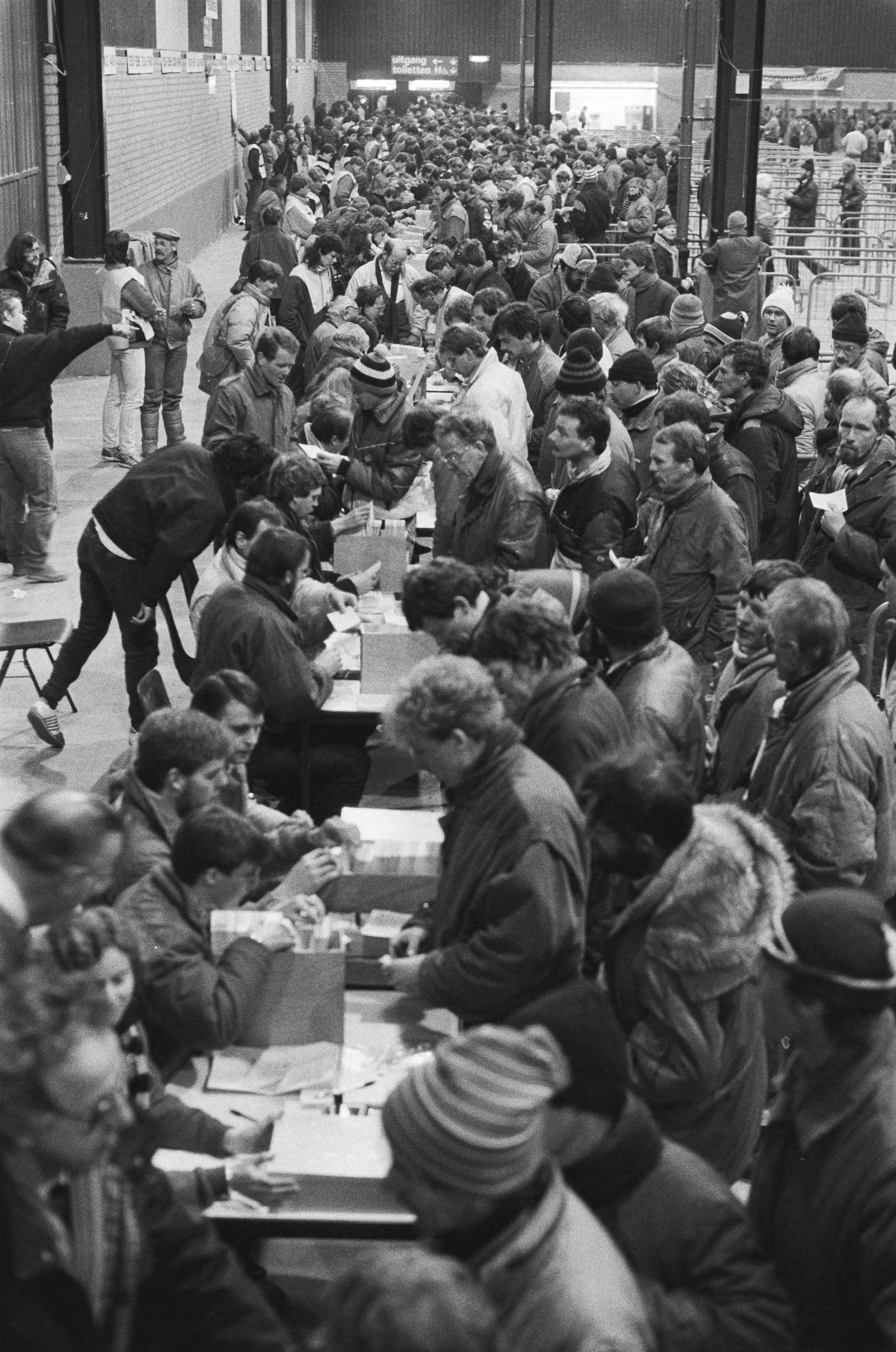 Elfstedentocht 1986 — Inschrijving 14e Elfstedentocht: de inschrijving verliep betrekkelijk soepel — Foto: Croes, Rob C. / Anefo. Licentie: Set B: Rechtenvrij / Publiek Domein. Bron: Nationaal Archief. http://hdl.handle.net/10648/ad503ef2-d0b4-102d-bcf8-003048976d84