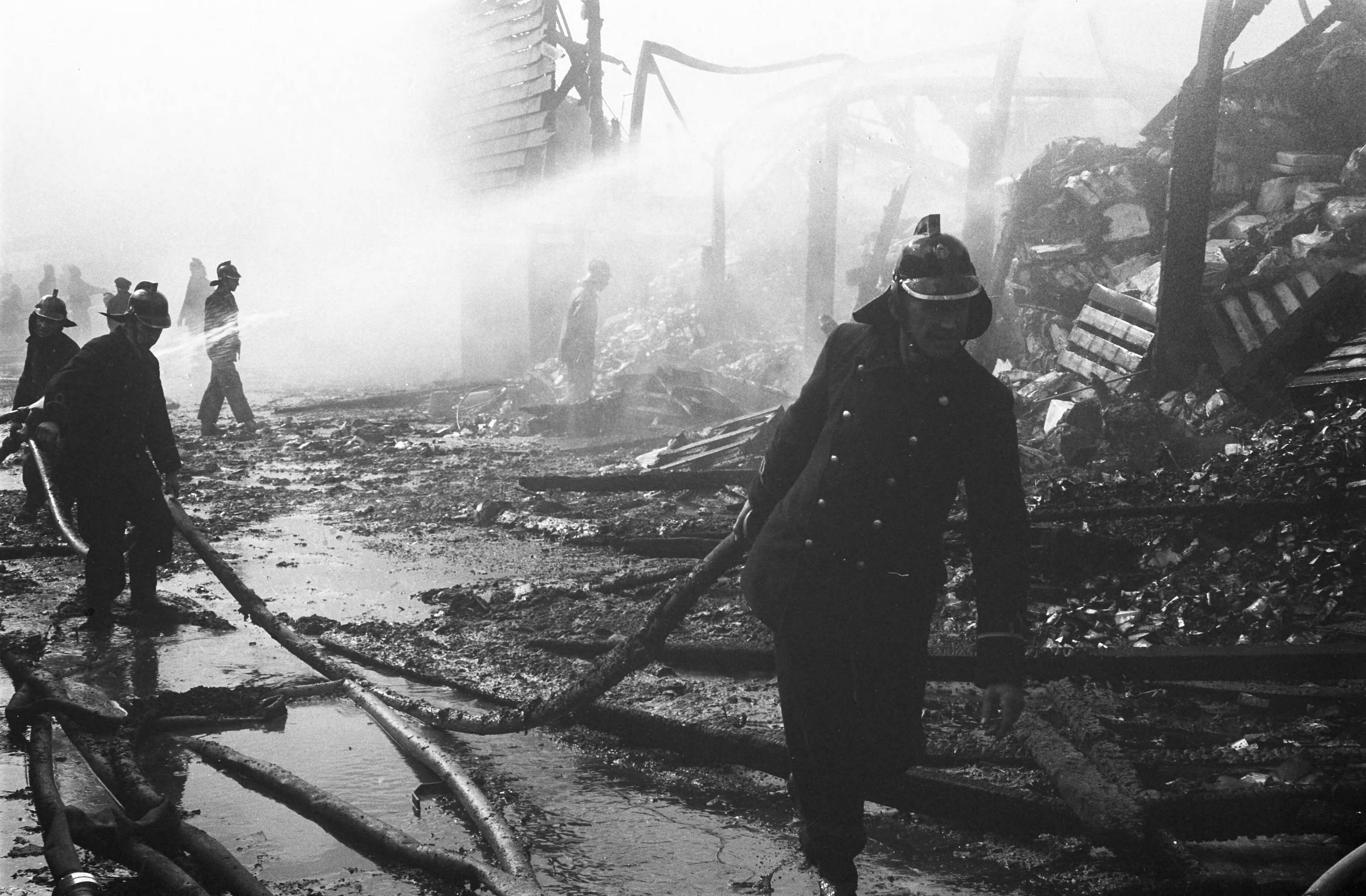 Fotocollectie Anefo — Brand in Wormerveer. Blussingswerkzaamheden — Foto: Pot, Harry / Anefo. Licentie: Set B: Rechtenvrij / Publiek Domein. Bron: Nationaal Archief. http://hdl.handle.net/10648/a9de7b08-d0b4-102d-bcf8-003048976d84