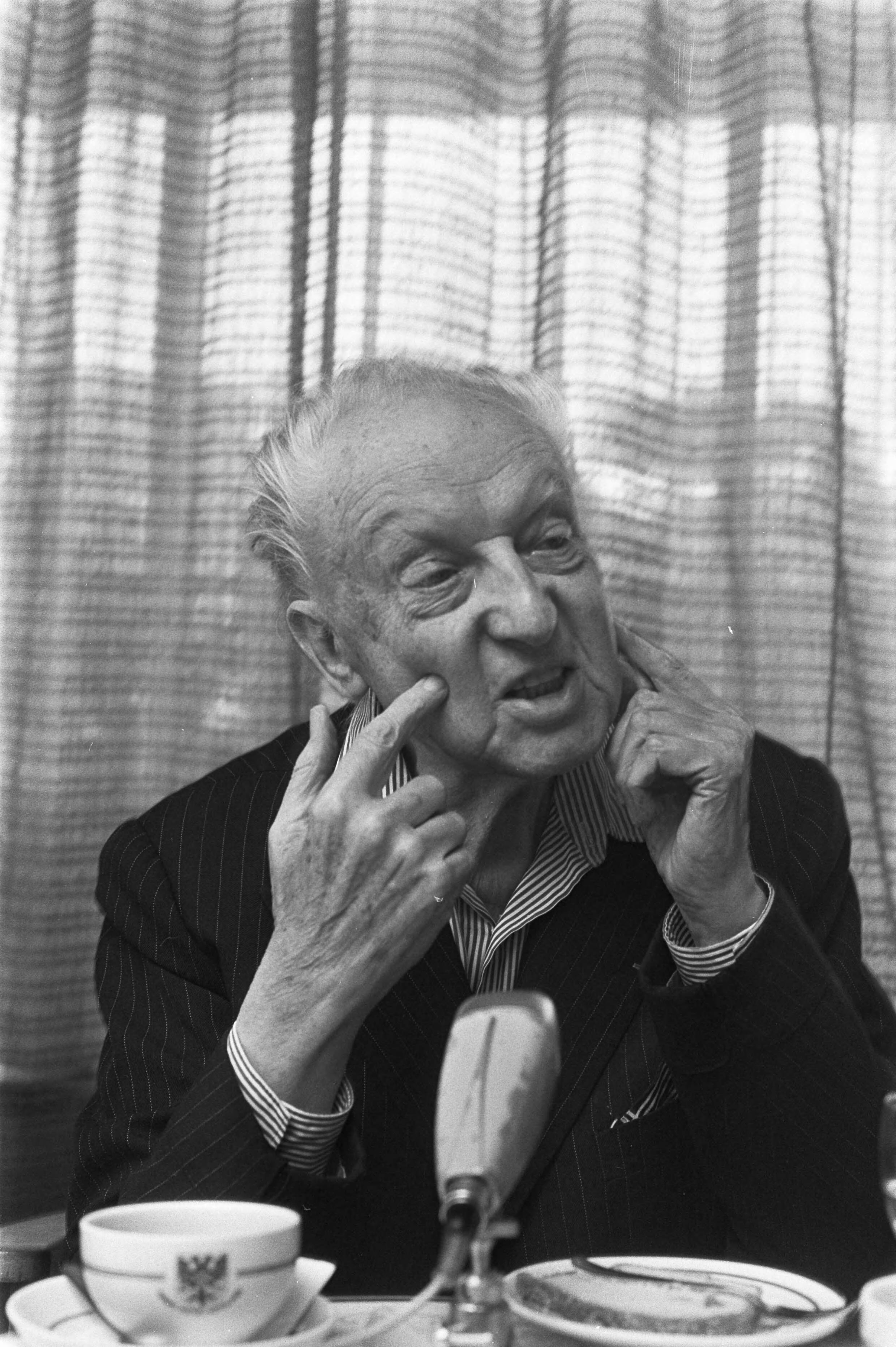 Fotocollectie Anefo — Leopold Stokowsky , 88 jaar , componist USA, houdt persconferentie te Hilversum — Foto: Verhoeff, Bert / Anefo. Licentie: Set B: Rechtenvrij / Publiek Domein. Bron: Nationaal Archief. http://hdl.handle.net/10648/ab9f3a7c-d0b4-102d-bcf8-003048976d84