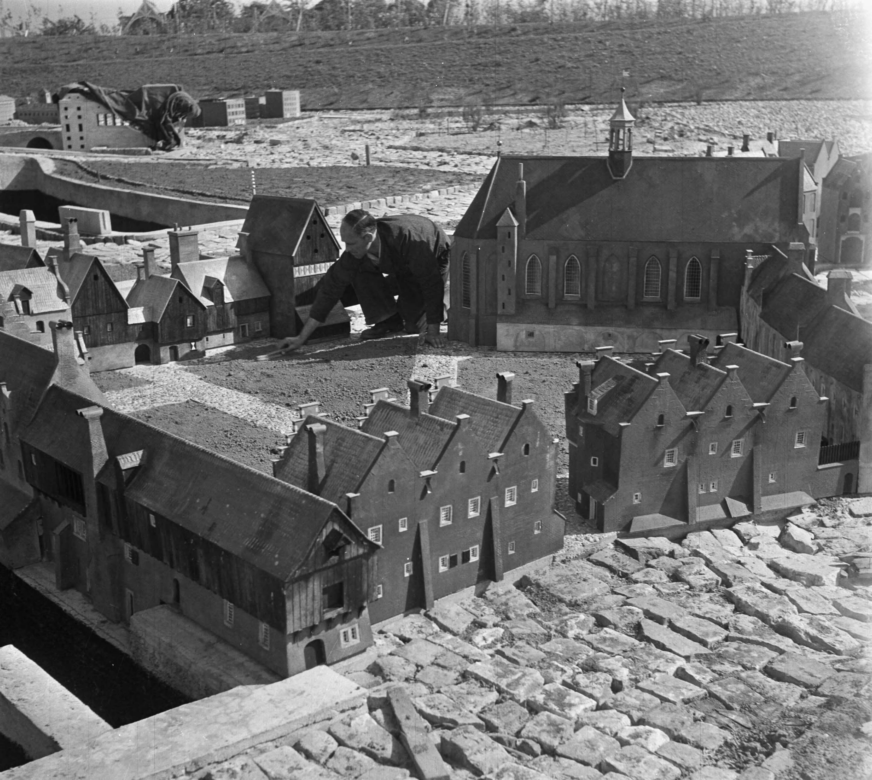 Fotocollectie Anefo — Miniatuurstad Scheveningen [bouw Madurodam] — Foto: Noske, J.D. / Anefo. Licentie: Set B: Rechtenvrij / Publiek Domein. Bron: Nationaal Archief. http://hdl.handle.net/10648/a8fae168-d0b4-102d-bcf8-003048976d84
