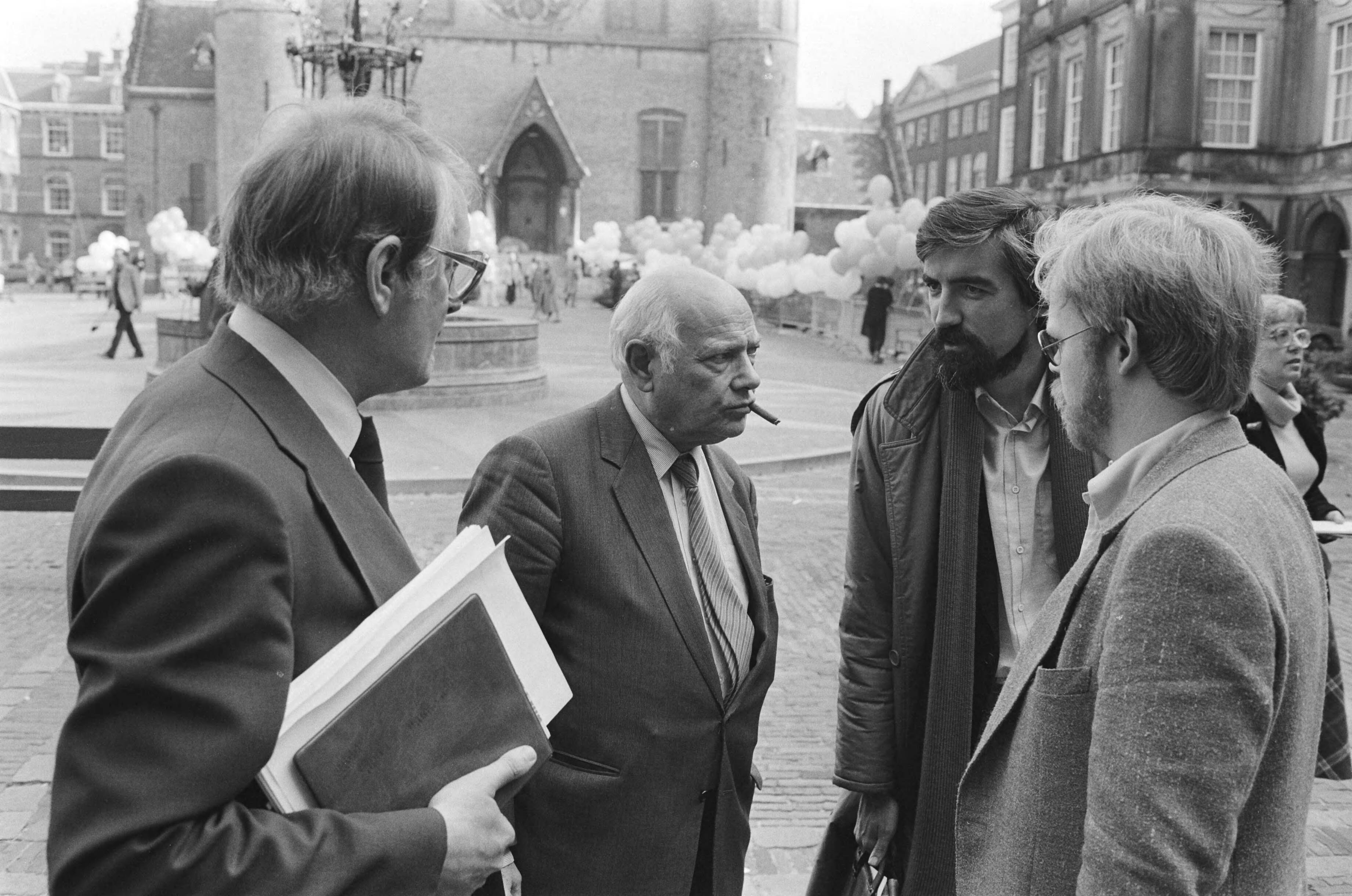 Fotocollectie Anefo — PVDA-kamerleden en voorzitter op het Binnenhof; v.l.n.r. Wim Meijer, Joop den Uyl , Max van den Berg — Foto: Antonisse, Marcel / Anefo. Licentie: Set B: Rechtenvrij / Publiek Domein. Bron: Nationaal Archief. http://hdl.handle.net/10648/ad1f503a-d0b4-102d-bcf8-003048976d84