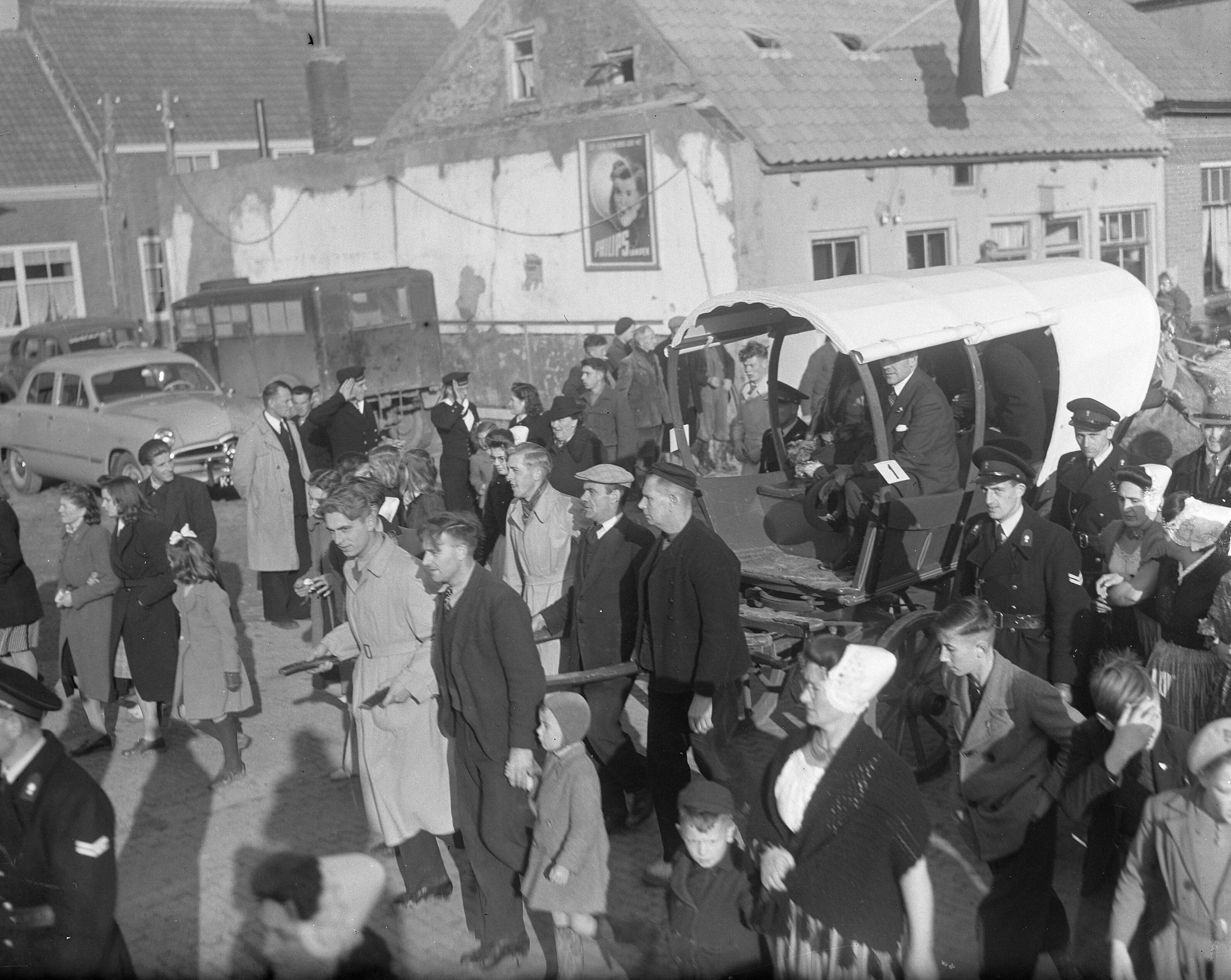 Fotocollectie Anefo — Boomplantdag te Westkapelle — Foto: Noske, J.D. / Anefo. Licentie: Set B: Rechtenvrij / Publiek Domein. Bron: Nationaal Archief. http://hdl.handle.net/10648/a8c0323e-d0b4-102d-bcf8-003048976d84