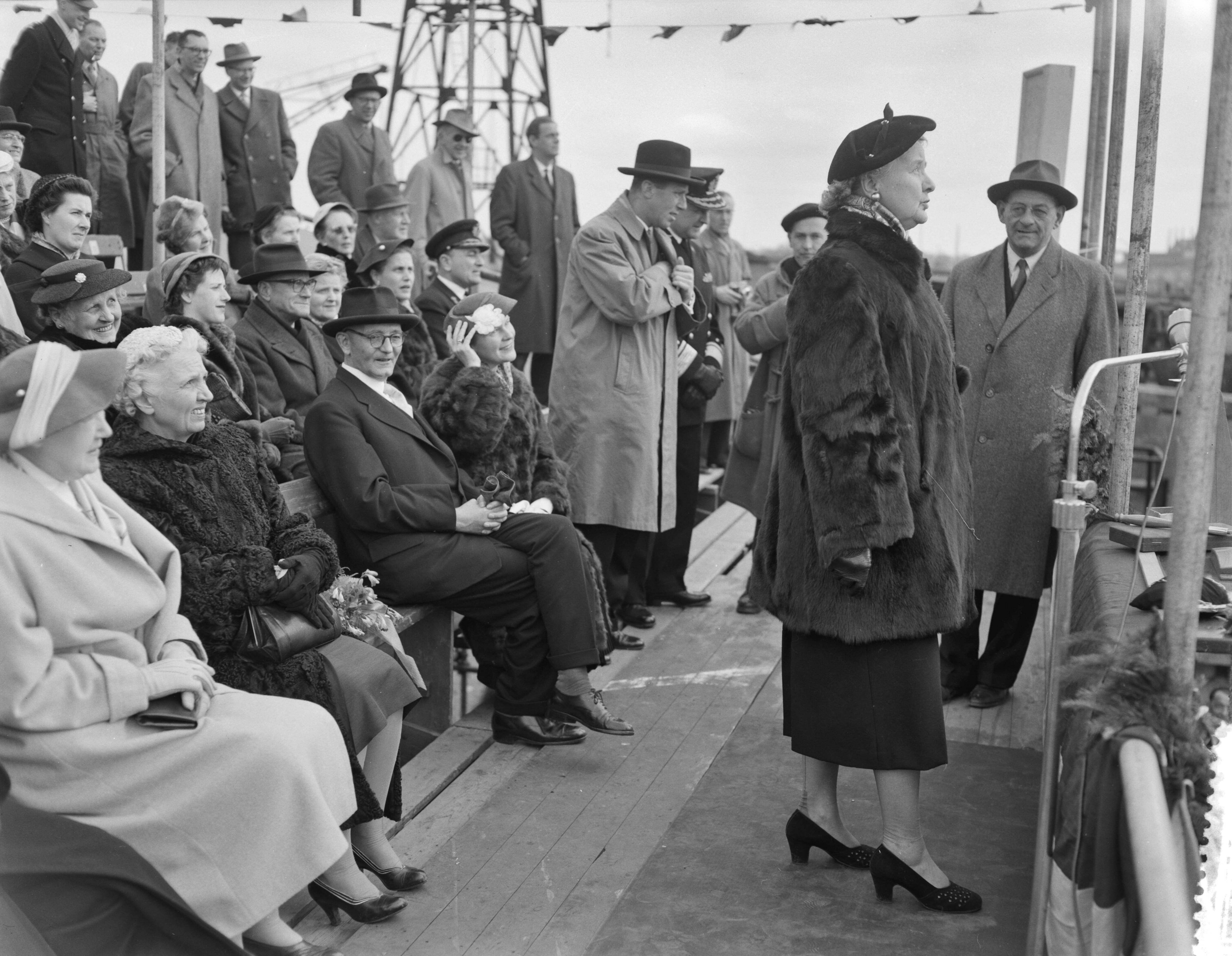 Fotocollectie Anefo — Poging tot tewaterlating van de kustmijnenveger Hr. Ms. "Steenwijk" bij de N.V. Haarlemse Scheepsbouw Maatschappij te Haarlem. De doopplechtigheid werd verricht door mevr. Voetelink-Riemersma, echtgenote van de burgemeester van Steenwijk — Foto: Rossem, Wim van / Anefo. Licentie: Set B: Rechtenvrij / Publiek Domein. Bron: Nationaal Archief. http://hdl.handle.net/10648/a9466aa2-d0b4-102d-bcf8-003048976d84