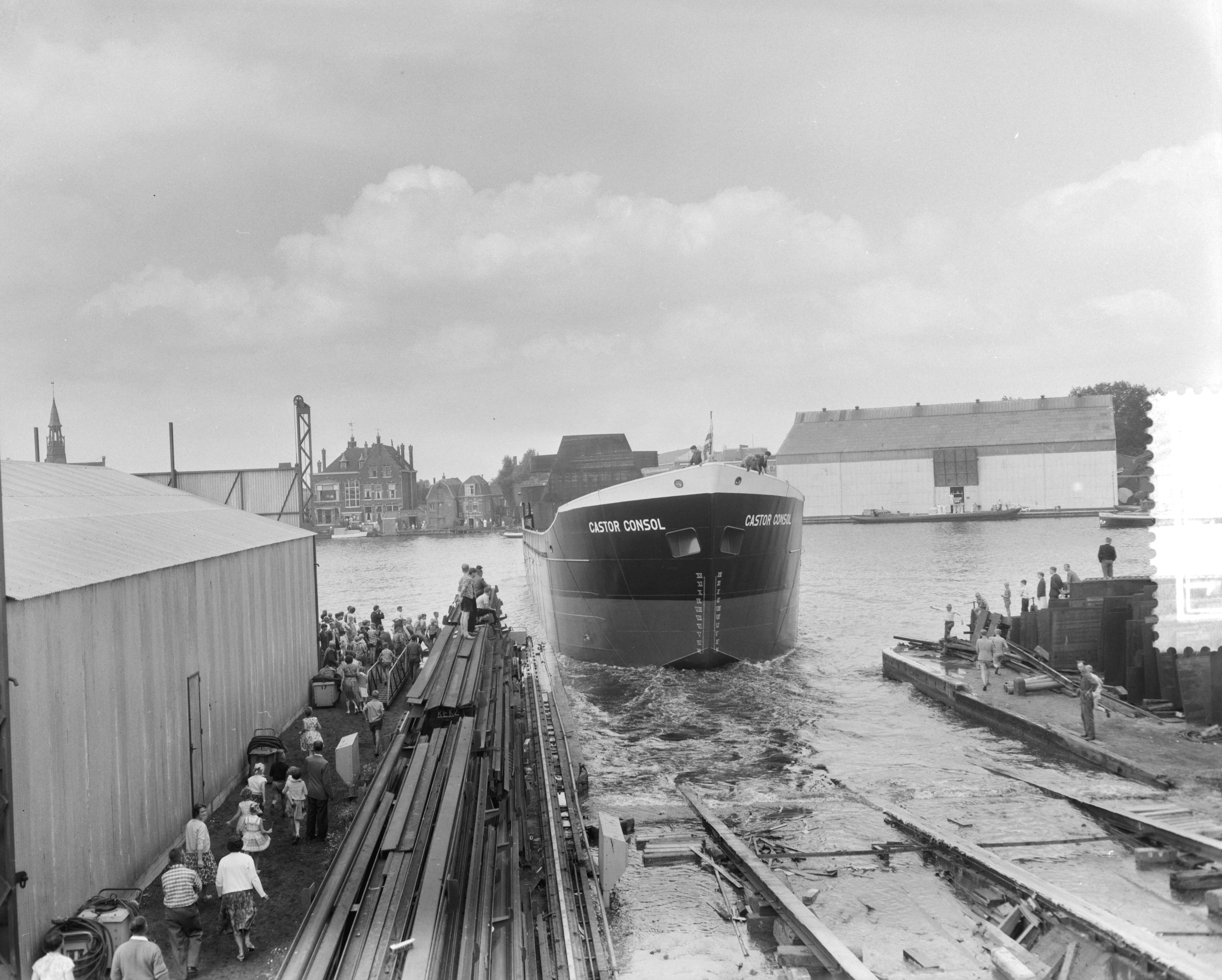 Tewaterlating van de "Castor Consol" bij de Zaanlandse scheepsbouwmaatschappij — Foto: Bilsen, Joop van / Anefo. — Licentie: Set B: Rechtenvrij / Publiek Domein. Bron: Nationaal Archief. http://hdl.handle.net/10648/a999ae06-d0b4-102d-bcf8-003048976d84
