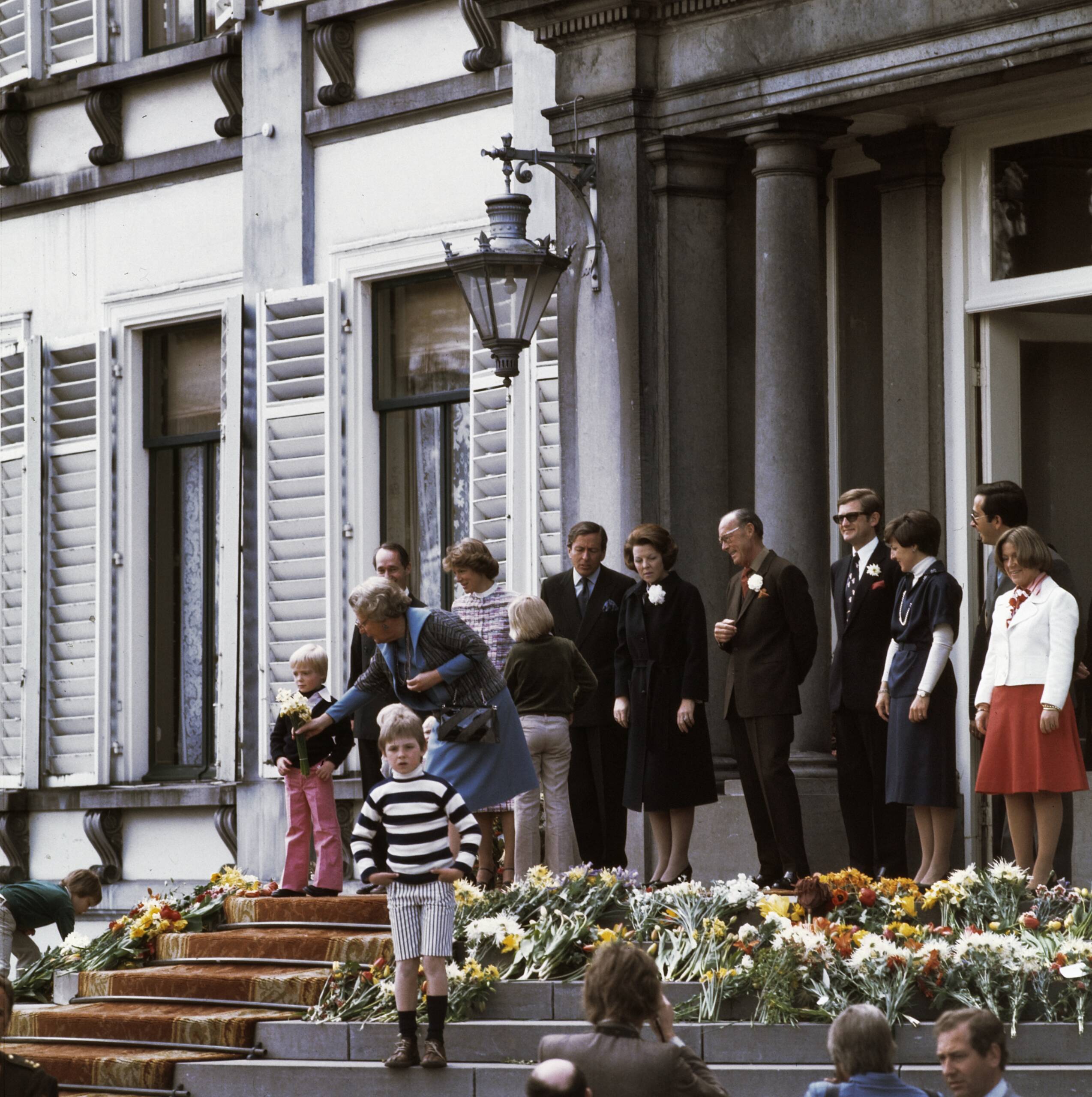 Fotocollectie Anefo — Defile Soestdijk 1976; gehele Koninklijke Familie op bordes (inclusief Prinsjes) — Foto: Mieremet, Rob / Anefo. Licentie: Set B: Rechtenvrij / Publiek Domein. Bron: Nationaal Archief. http://hdl.handle.net/10648/ad9404d4-d0b4-102d-bcf8-003048976d84