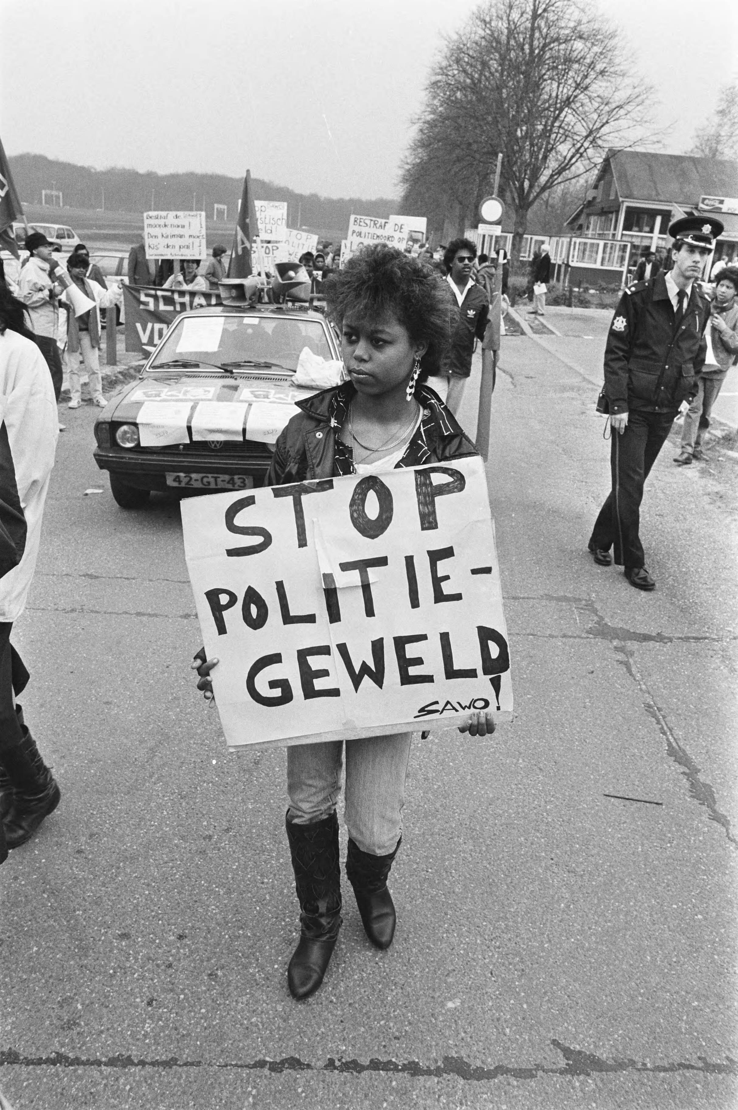 Fotocollectie Anefo — Demonstratie tegen doodschieten Surinamer door politieagent in Den Haag — Foto: Croes, Rob C. / Anefo. Licentie: Set B: Rechtenvrij / Publiek Domein. Bron: Nationaal Archief. http://hdl.handle.net/10648/ad52918e-d0b4-102d-bcf8-003048976d84