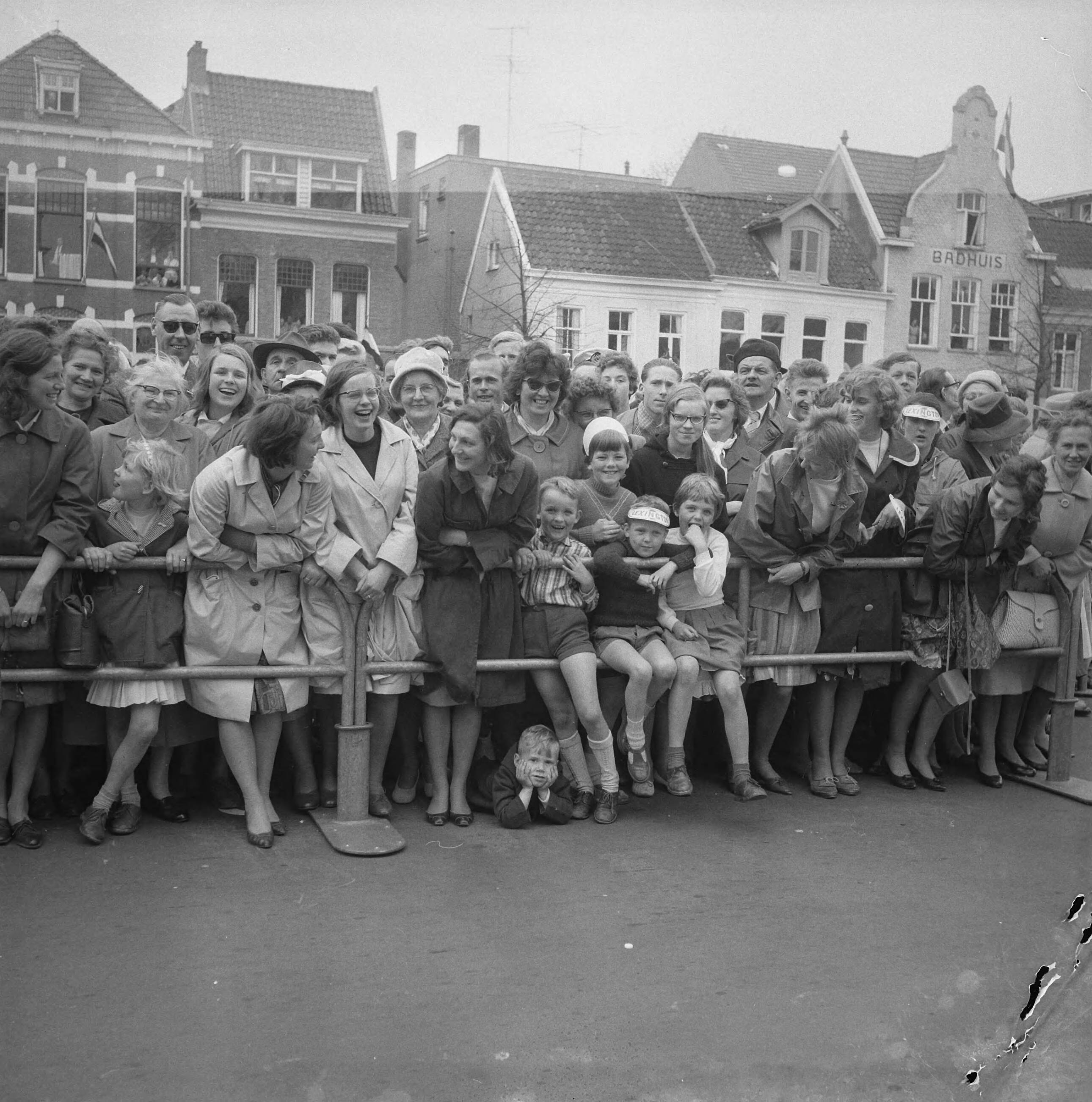 Koninklijk bezoek aan Groningen en Friesland (1962) — Koninklijk bezoek aan Groningen — Foto: Merk, Ben / Anefo. Licentie: Set B: Rechtenvrij / Publiek Domein. Bron: Nationaal Archief. http://hdl.handle.net/10648/aa0704d8-d0b4-102d-bcf8-003048976d84