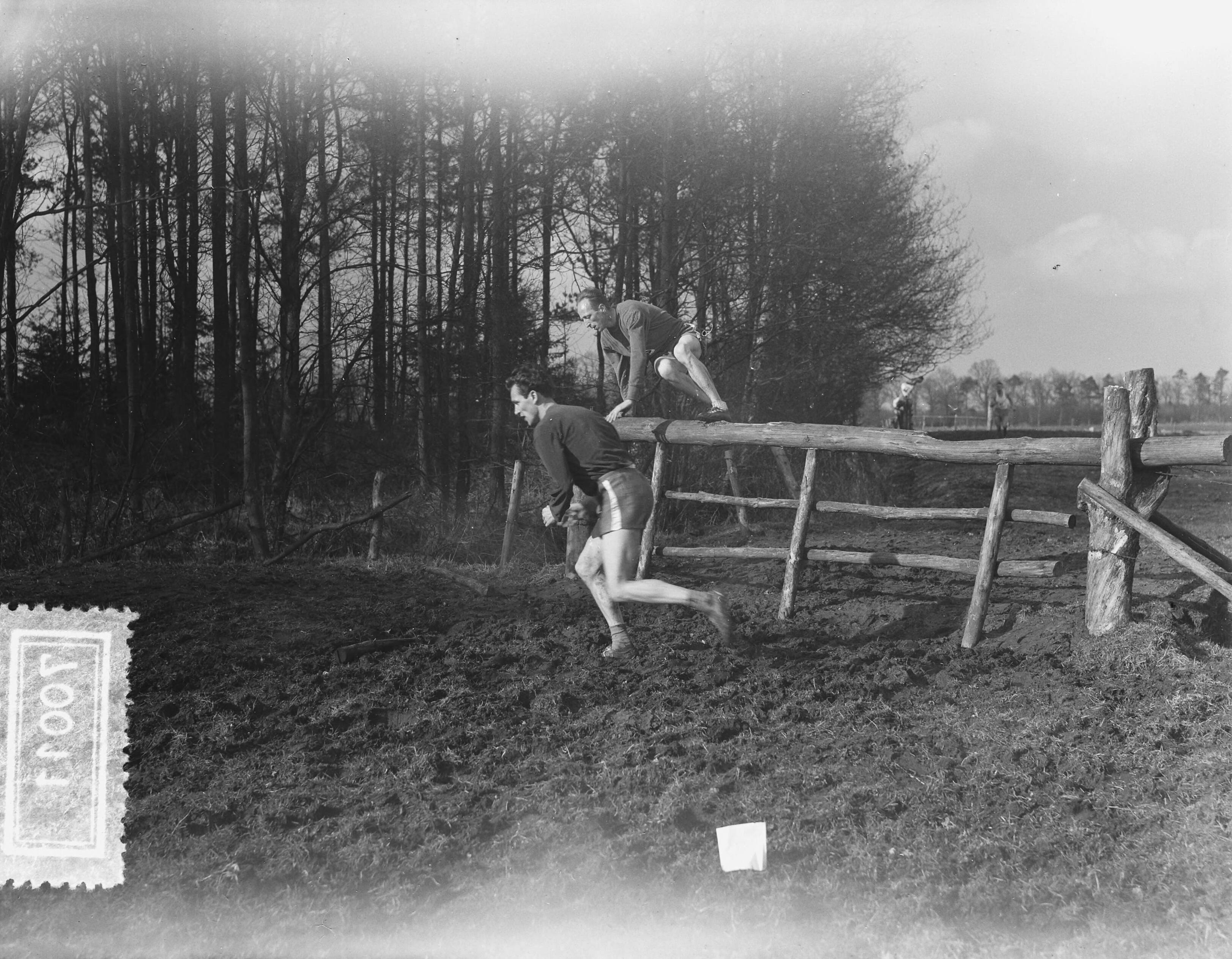 Fotocollectie Anefo — Atletiek. Crosskampioenschap van Nederland op landgoed Trippenburg te Breda. De latere winnaar Willy van Zeeland (voor) gevolgd door J. Adriaansen (2e) — Foto: Bilsen, Joop van / Anefo. Licentie: Set B: Rechtenvrij / Publiek Domein. Bron: Nationaal Archief. http://hdl.handle.net/10648/a9316b2a-d0b4-102d-bcf8-003048976d84