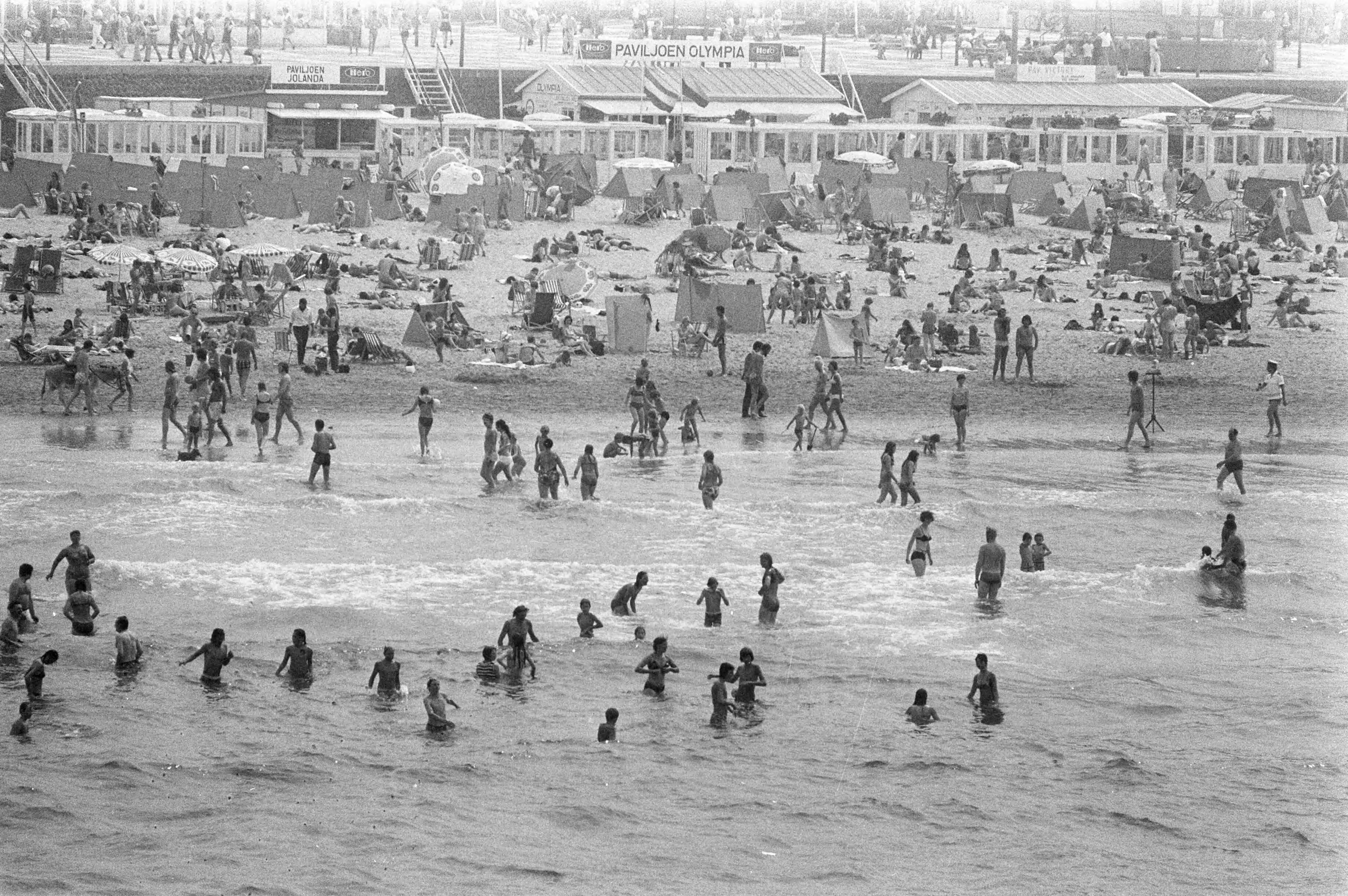 Fotocollectie Anefo — Drukte in zee en op strand bij Scheveningen — Foto: Verhoeff, Bert / Anefo. Licentie: Set B: Rechtenvrij / Publiek Domein. Bron: Nationaal Archief. http://hdl.handle.net/10648/abf0408e-d0b4-102d-bcf8-003048976d84