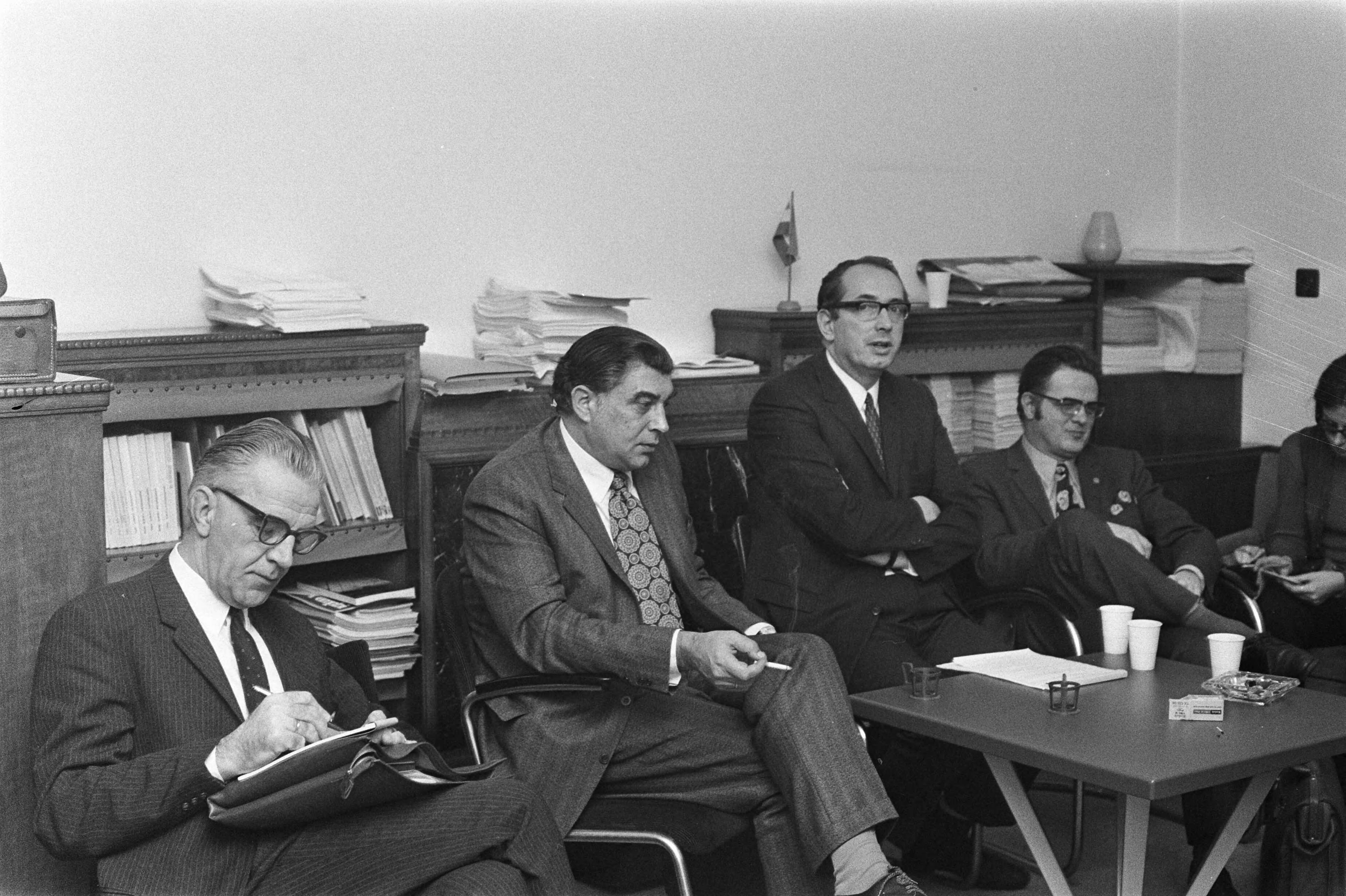 Fotocollectie Anefo — Raad van overleg van werkgevers en werknemers metaalindustrie bijeen over CAO in FME-gebouw, Den Haag — Foto: Peters, Hans / Anefo. Licentie: Set B: Rechtenvrij / Publiek Domein. Bron: Nationaal Archief. http://hdl.handle.net/10648/abddb806-d0b4-102d-bcf8-003048976d84