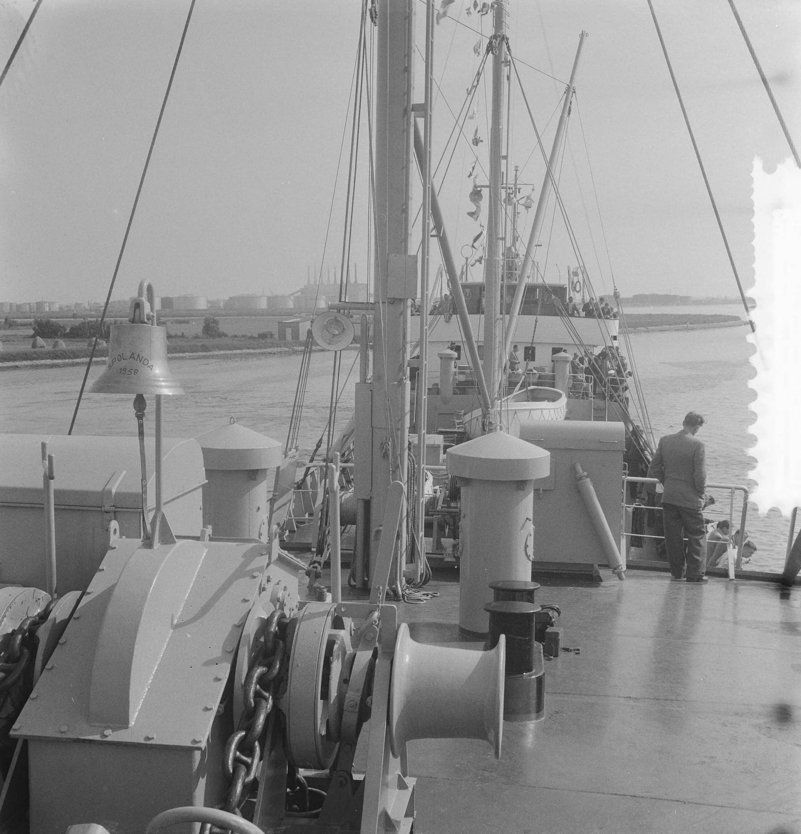 Fotocollectie Anefo — Proefvaart en overdracht van de "Spolando" bij de Zaanlandse Scheepsbouw Maatschappij te Zaandam — Foto: Rossem, Wim van / Anefo. Licentie: Set B: Rechtenvrij / Publiek Domein. Bron: Nationaal Archief. http://hdl.handle.net/10648/a980cd78-d0b4-102d-bcf8-003048976d84