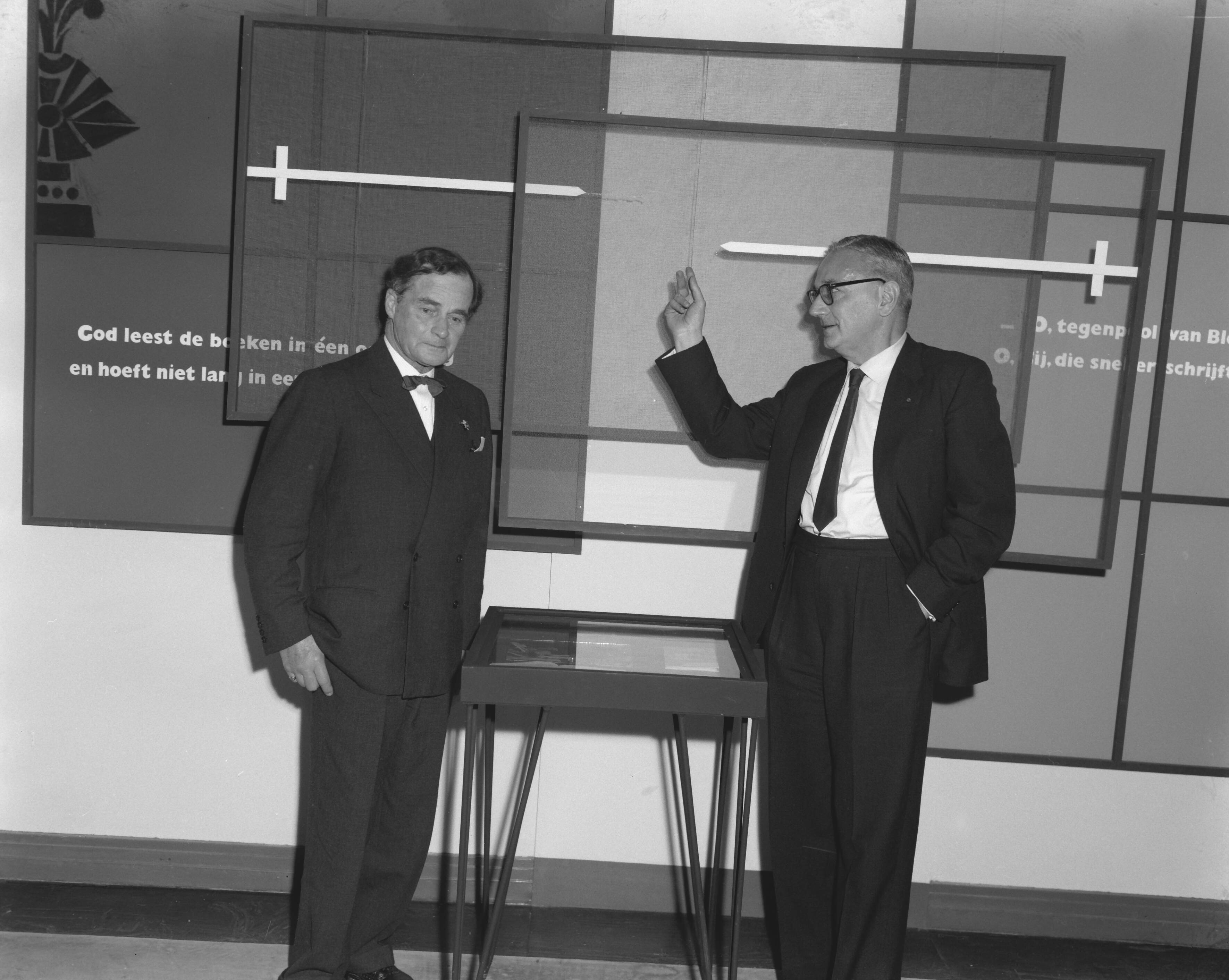 Fotocollectie Anefo — Tentoonstelling "Twee Meester" in het Gemeentemuseum te Den Haag. Adriaan Roland Holst en Simon Vestdijk (rechts) — Foto: Behrens, Herbert F. / Anefo. Licentie: Set B: Rechtenvrij / Publiek Domein. Bron: Nationaal Archief. http://hdl.handle.net/10648/a987f8b4-d0b4-102d-bcf8-003048976d84
